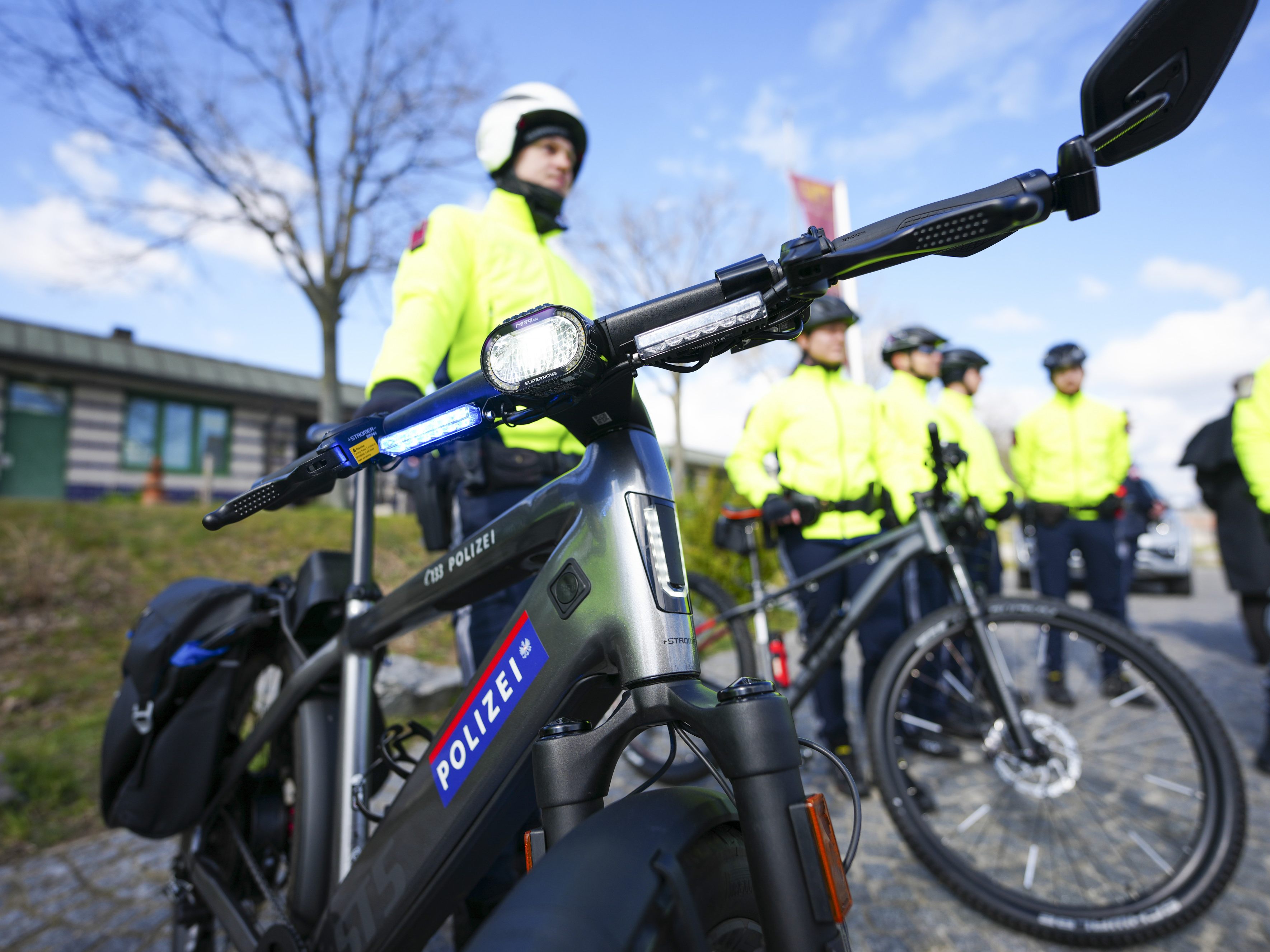 In Zukunft sollen 350 Fahrradpolizisten den Kampf gegen Verkehrssünder in Österreich aufnehmen. In Zukunft sollen 350 Fahrradpolizisten den Kampf gegen Verkehrssünder in Österreich aufnehmen.