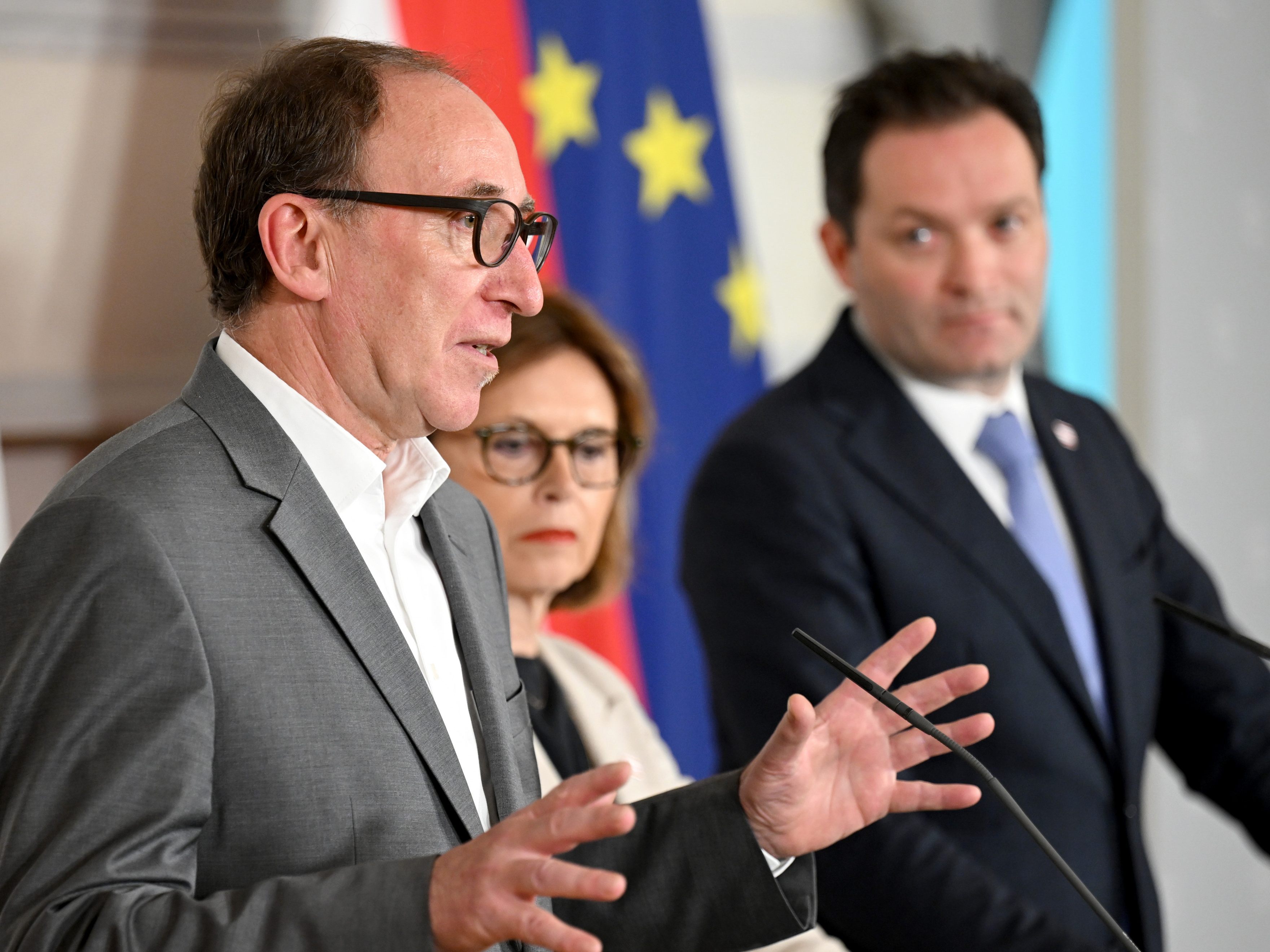 Vienna.at zeigt das Pressefoyer nach dem Ministerrat ab 12.00 Uhr im Live-Stream. Vienna.at zeigt das Pressefoyer nach dem Ministerrat ab 12.00 Uhr im Live-Stream.