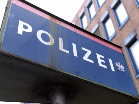 Der mögliche Verantwortliche stellte sich in einer Polizeiinspektion, nachdem er von dem Vorfall mit dem Schwerverletzten hörte. Der mögliche Verantwortliche stellte sich in einer Polizeiinspektion, nachdem er von dem Vorfall mit dem Schwerverletzten hörte.