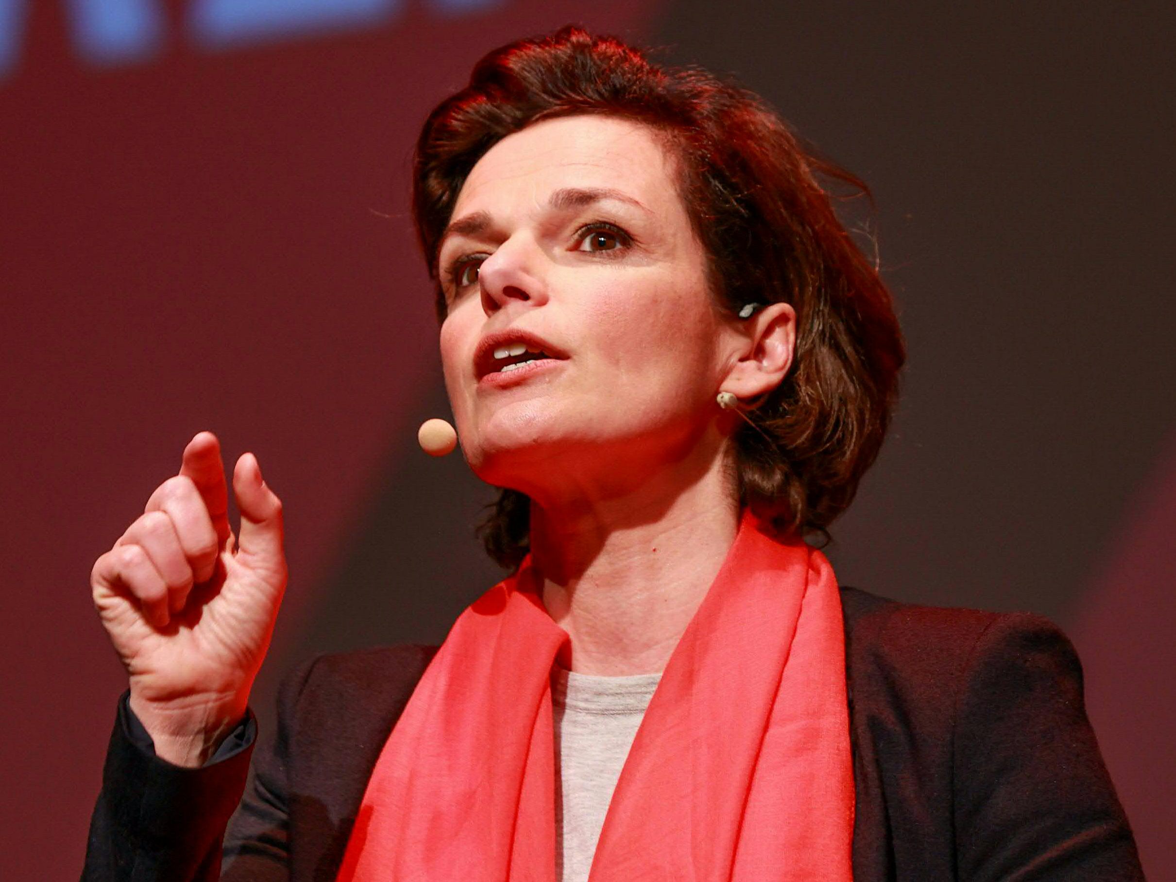 SPÖ-Parteivorsitzende Pamela Rendi-Wagner kritisiert die "magere" ÖVP-Präsenz bei der Selenskyj-Rede im Nationalrat. SPÖ-Parteivorsitzende Pamela Rendi-Wagner kritisiert die "magere" ÖVP-Präsenz bei der Selenskyj-Rede im Nationalrat.