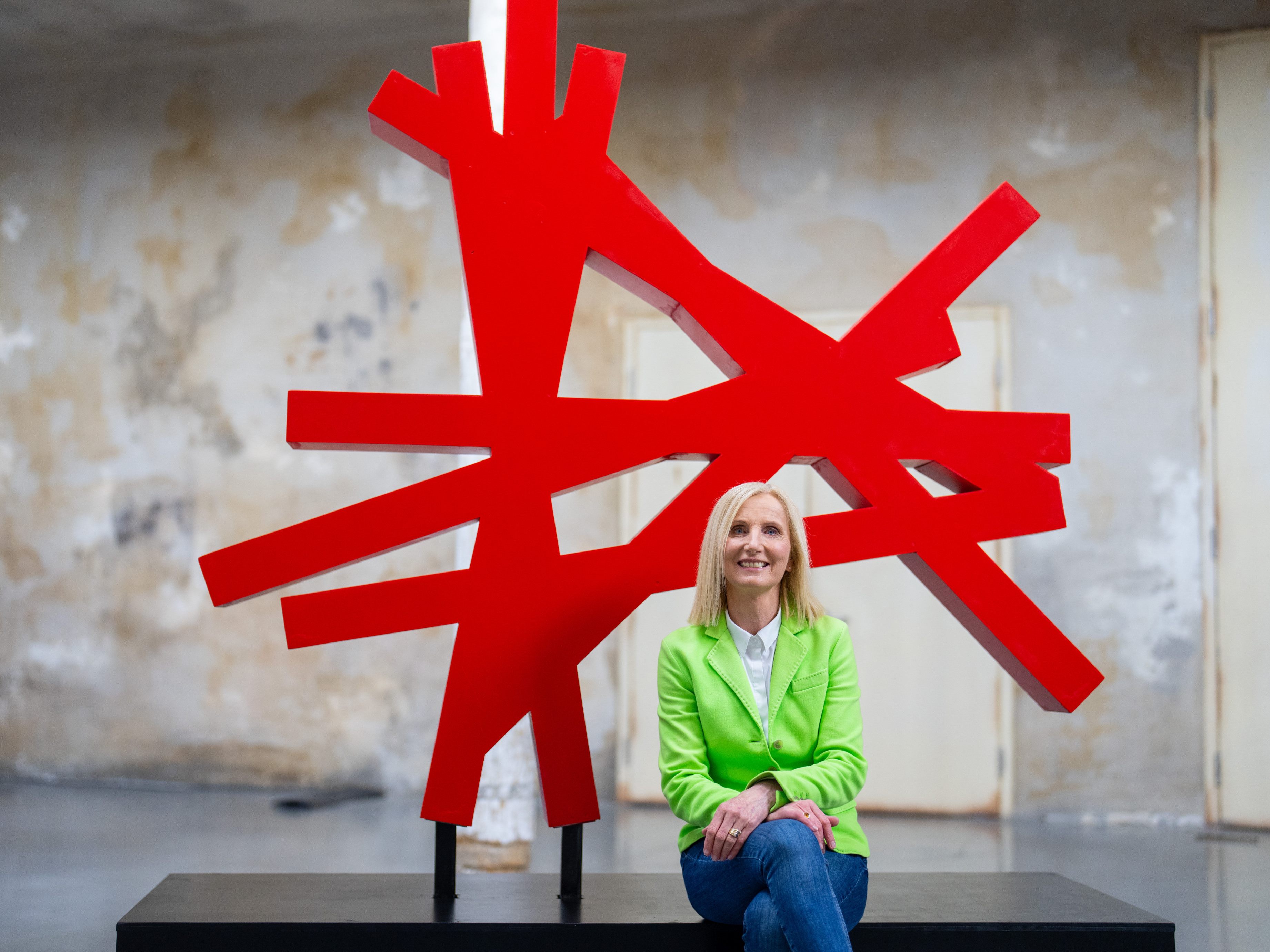 ÖSV-Präsidentin Roswitha Stadlober vor dem neuen Logo ÖSV-Präsidentin Roswitha Stadlober vor dem neuen Logo