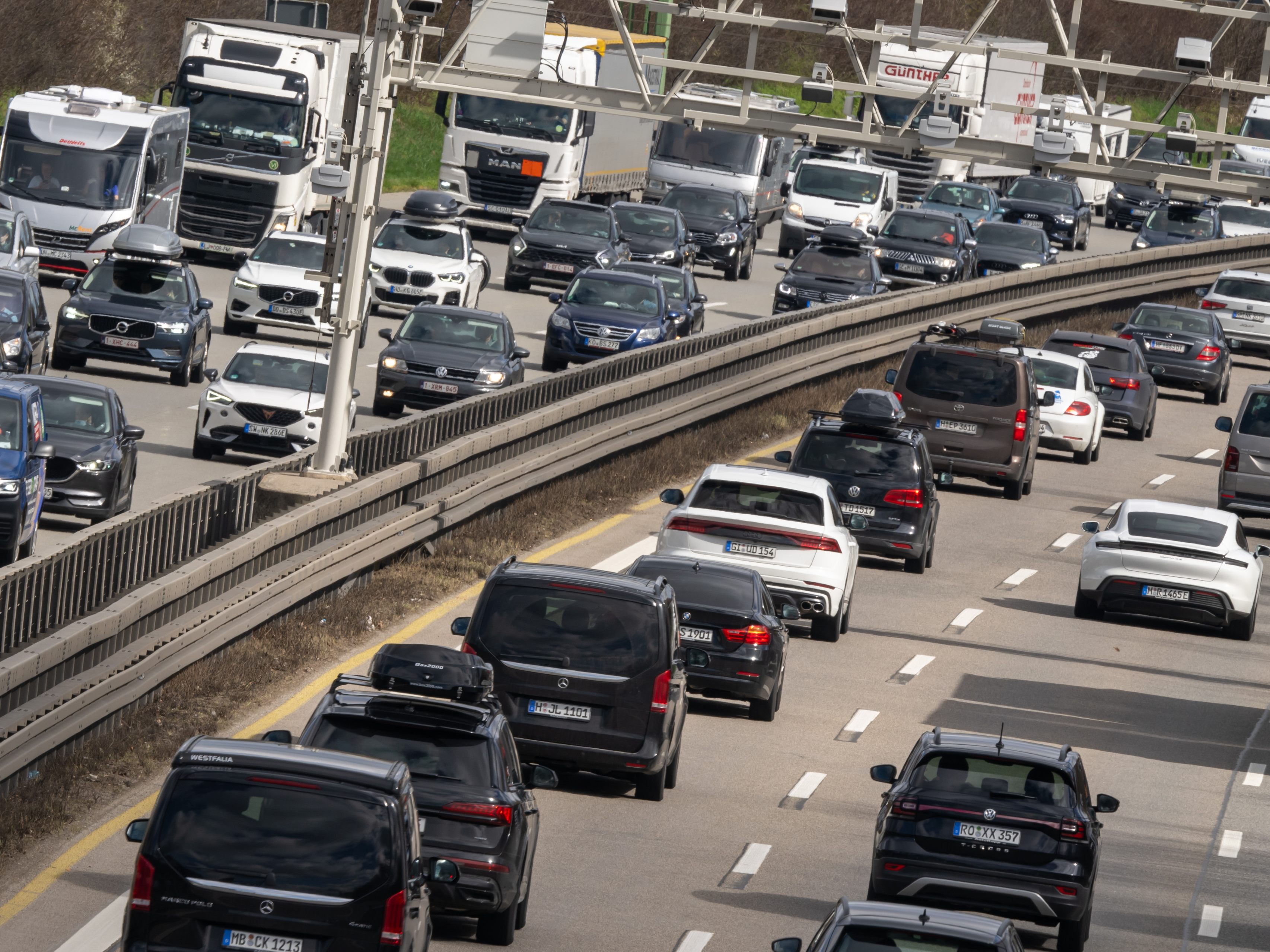 ÖAMTC und Rotes Kreuz mahnen am Osterwochenende zu erhöhter Aufmerksamkeit bei Fahrten. ÖAMTC und Rotes Kreuz mahnen am Osterwochenende zu erhöhter Aufmerksamkeit bei Fahrten.