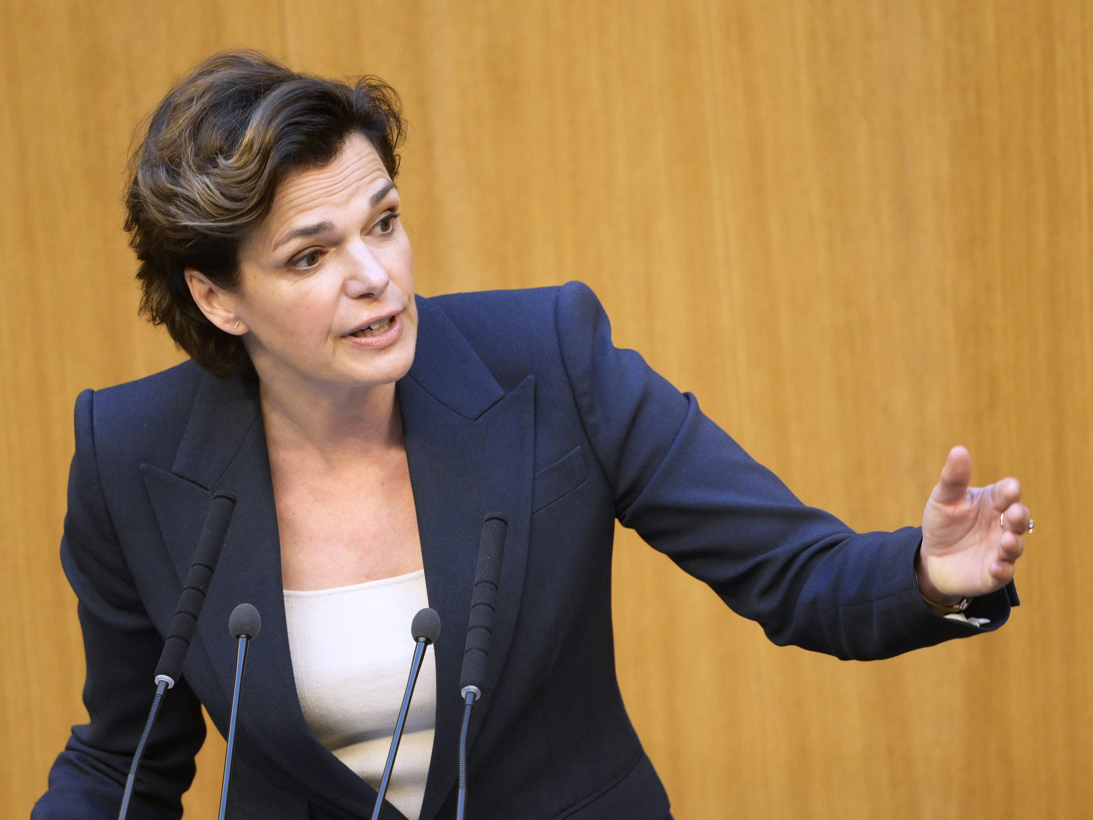 SPÖ-Chefin Rendi-Wagner fordert drei Maßnahmen zur Abschaffung der Kinderarmut. SPÖ-Chefin Rendi-Wagner fordert drei Maßnahmen zur Abschaffung der Kinderarmut.
