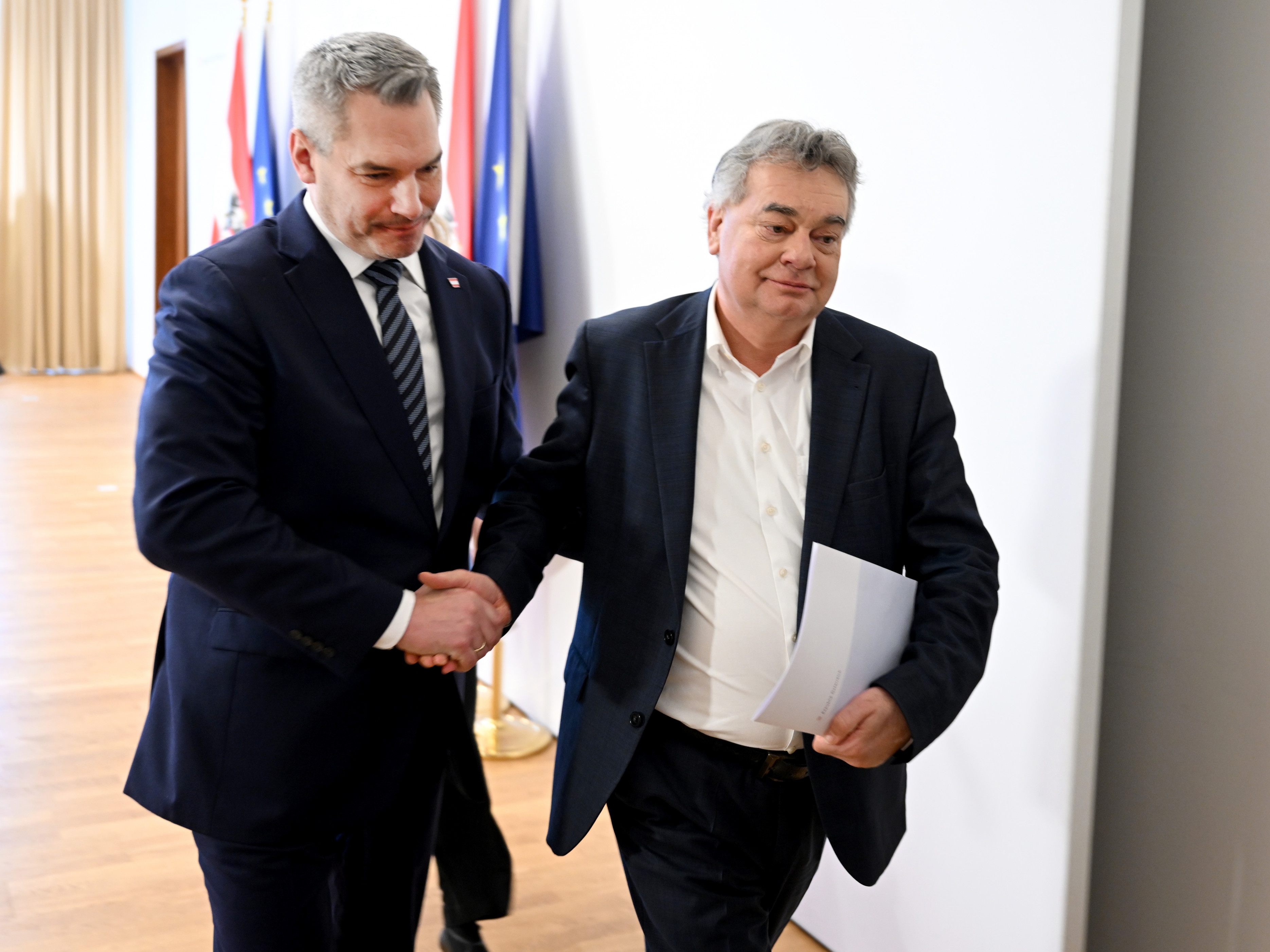 Bundeskanzler Karl Nehammer (ÖVP) und Vizekanzler Werner Kogler (Grüne) wollen eine neue Sicherheitsstrategie für Österreich ausarbeiten. Bundeskanzler Karl Nehammer (ÖVP) und Vizekanzler Werner Kogler (Grüne) wollen eine neue Sicherheitsstrategie für Österreich ausarbeiten.