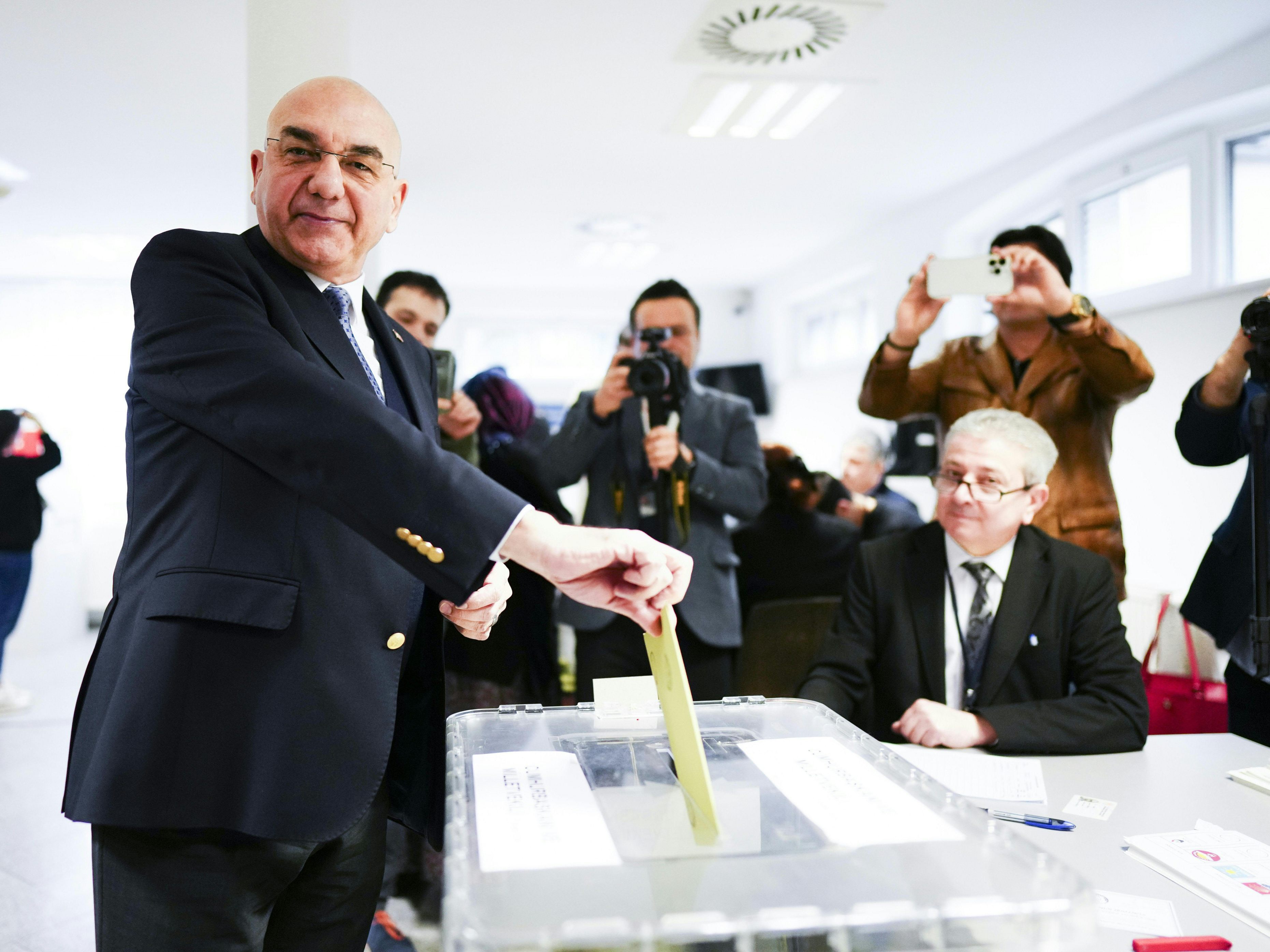 Türkeis Botschafter bei der Stimmabgabe in Wien. Türkeis Botschafter bei der Stimmabgabe in Wien.
