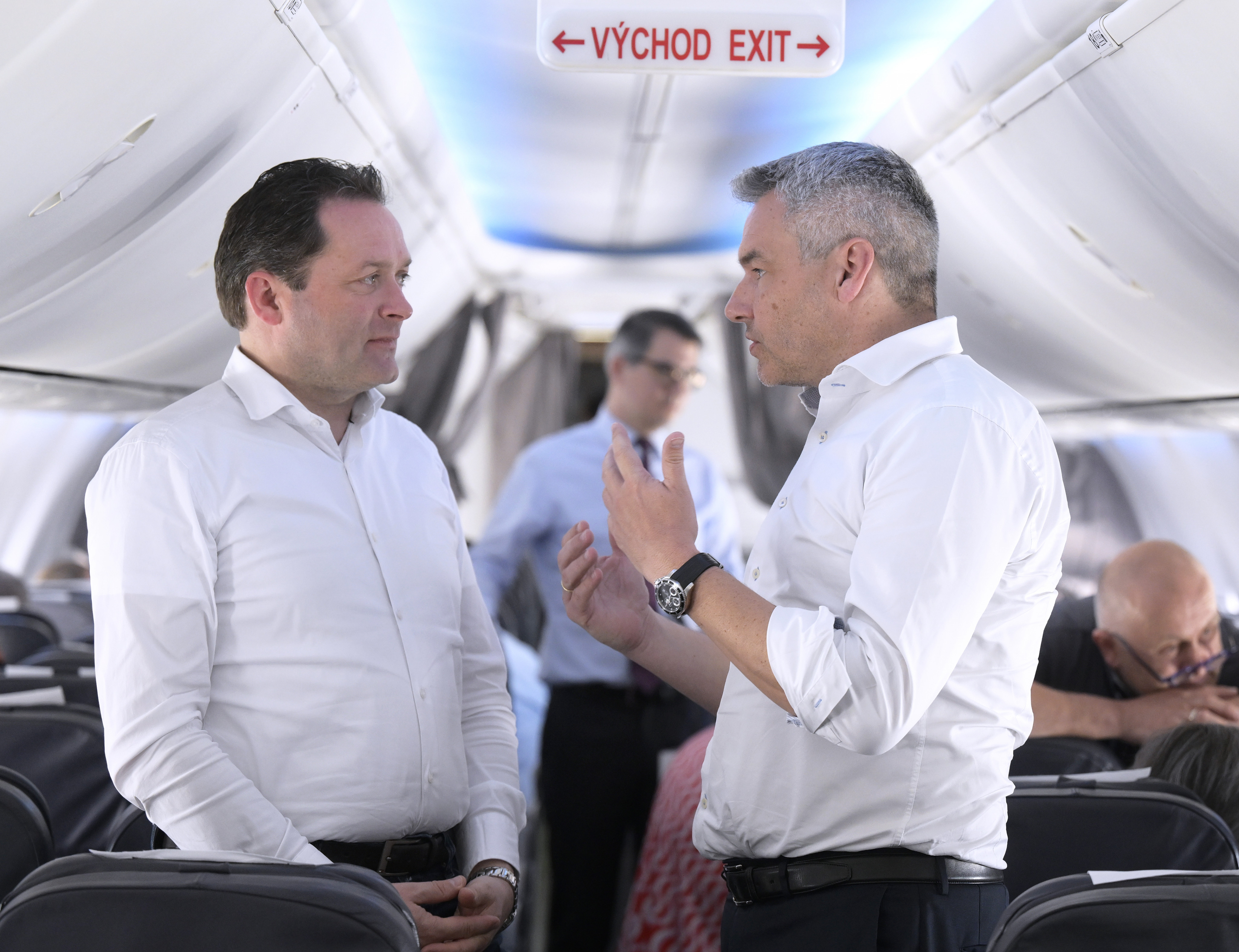 Bundeskanzler Nehammer und Landwirtschaftsminister Norbert Totschnig während des Fluges nach Luanda in Angola. Bundeskanzler Nehammer und Landwirtschaftsminister Norbert Totschnig während des Fluges nach Luanda in Angola.