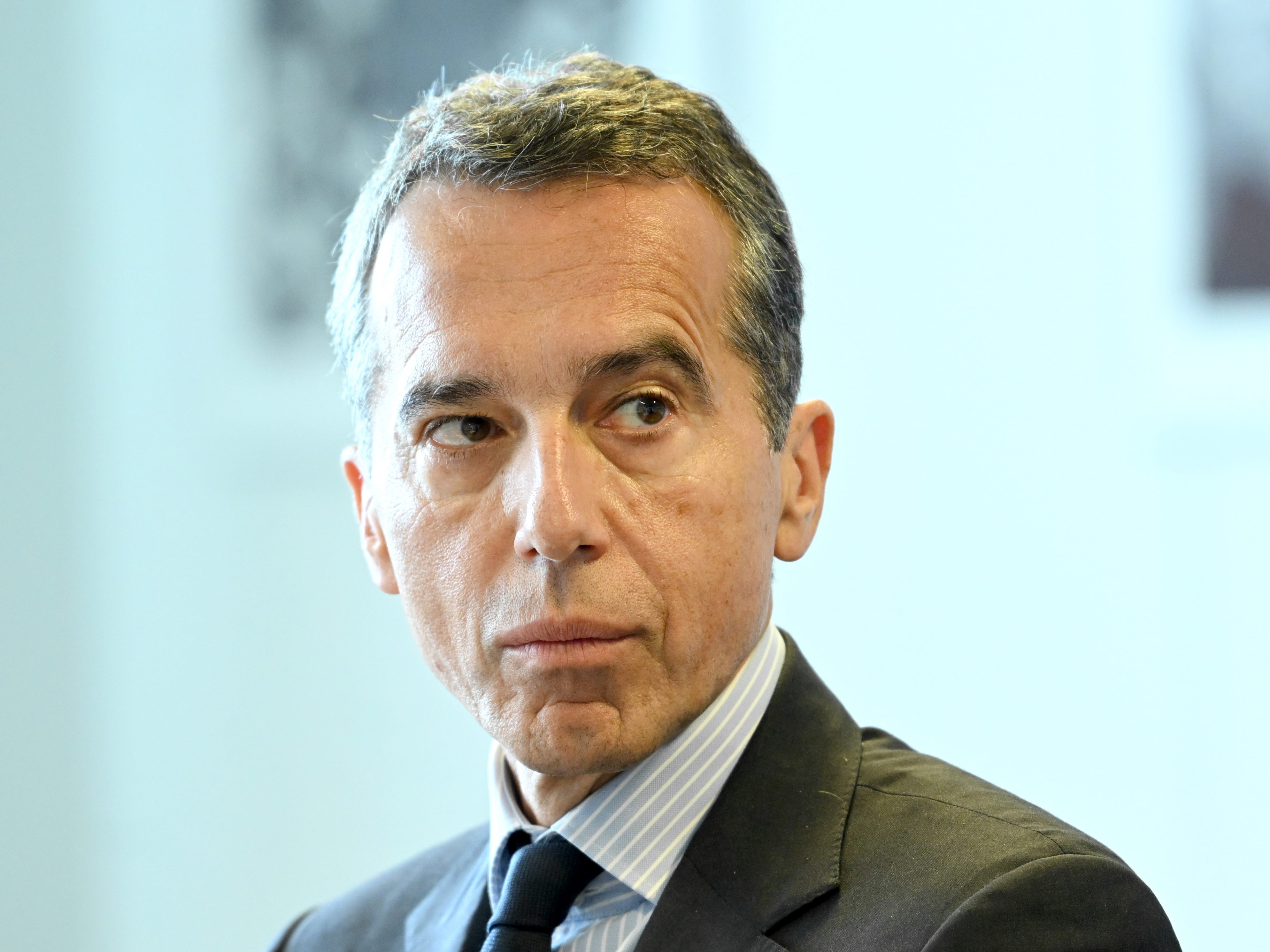 Der Ex-SPÖ-Vorsitzende Christian Kern gesteht eine Mitschuld an der jetzigen Misere der SPÖ. Der Ex-SPÖ-Vorsitzende Christian Kern gesteht eine Mitschuld an der jetzigen Misere der SPÖ.