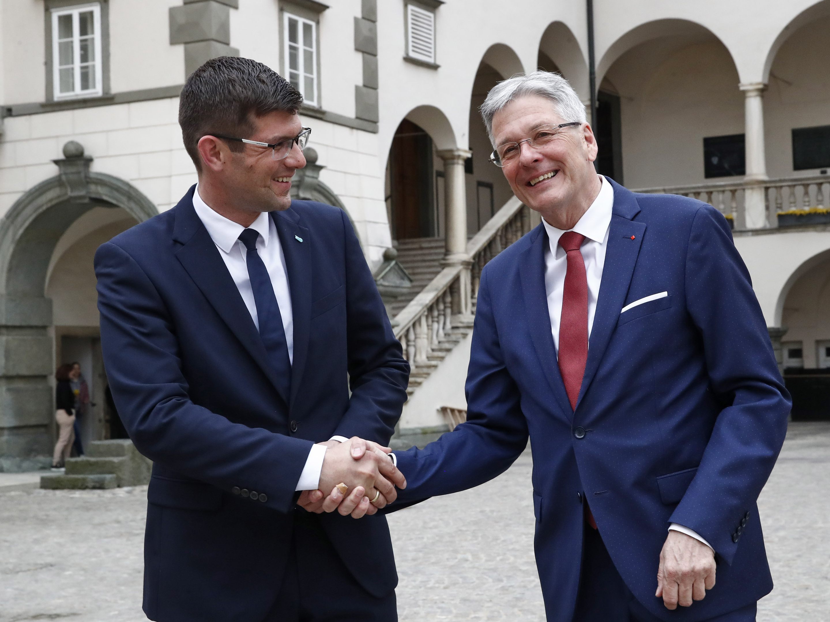 Nach der Kärntner Landtagswahl 2023 unterzeichnen am Mittwoch die SPÖ und die ÖVP ihren Koalitionsvertrag. Nach der Kärntner Landtagswahl 2023 unterzeichnen am Mittwoch die SPÖ und die ÖVP ihren Koalitionsvertrag.