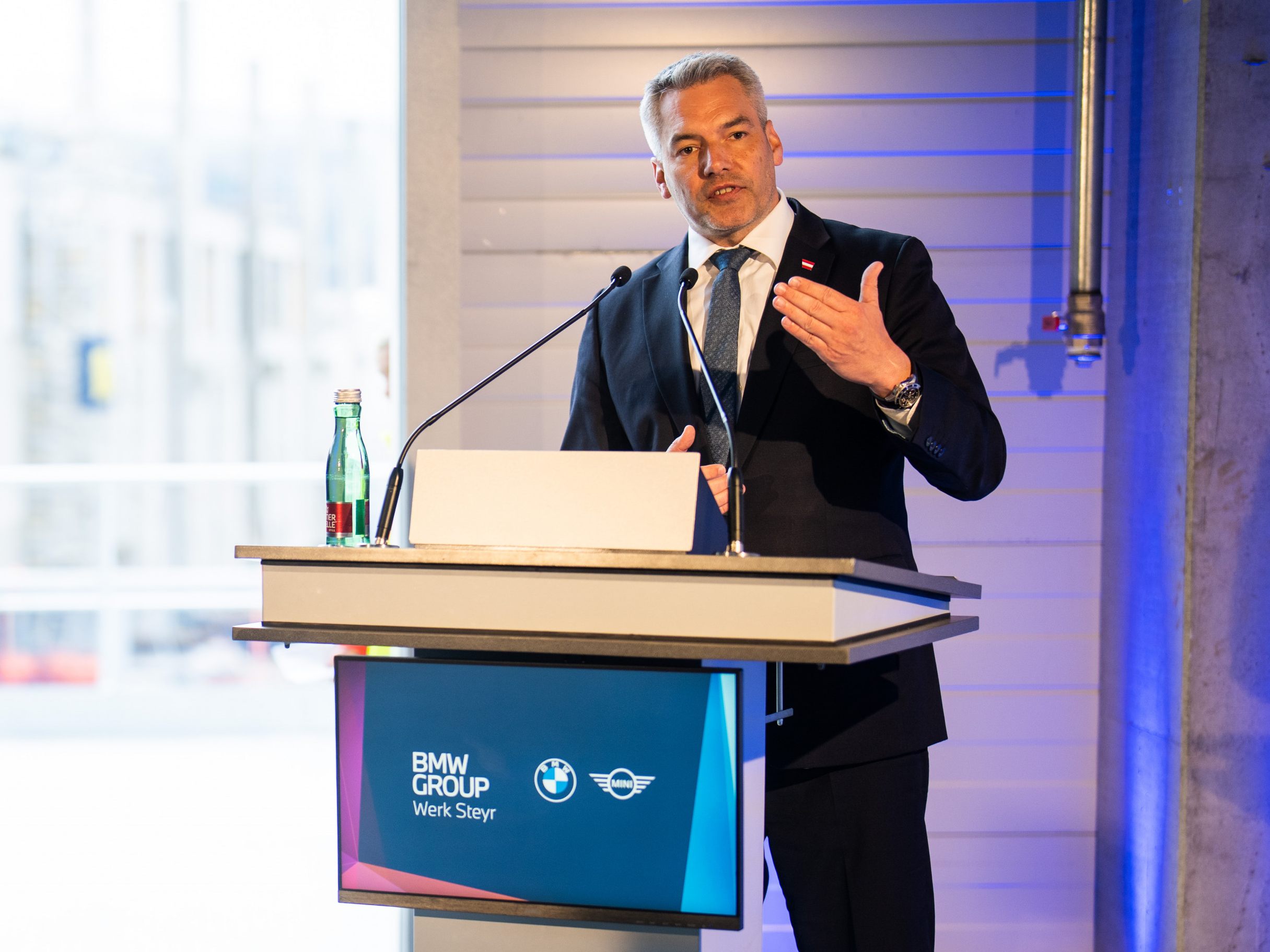 Bundeskanzler Nehammer im BMW-Werk in Steyr.