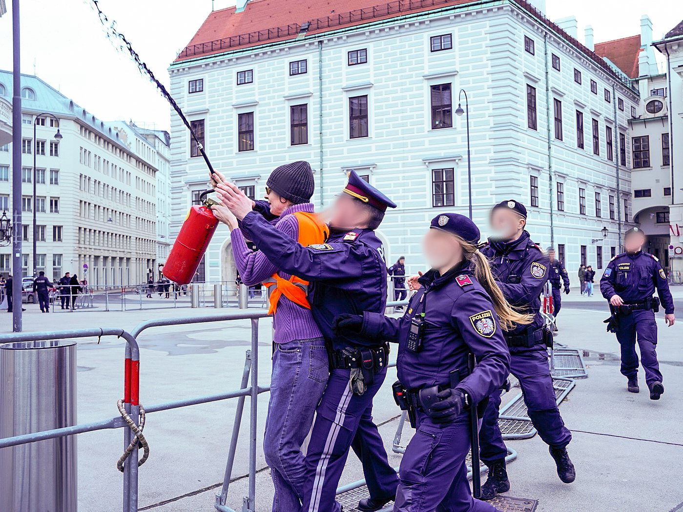 Klima-Aktivisten besprühten die Fassade des Bundeskanzleramtes mit einer ölig-schwarzen Flüssigkeit.