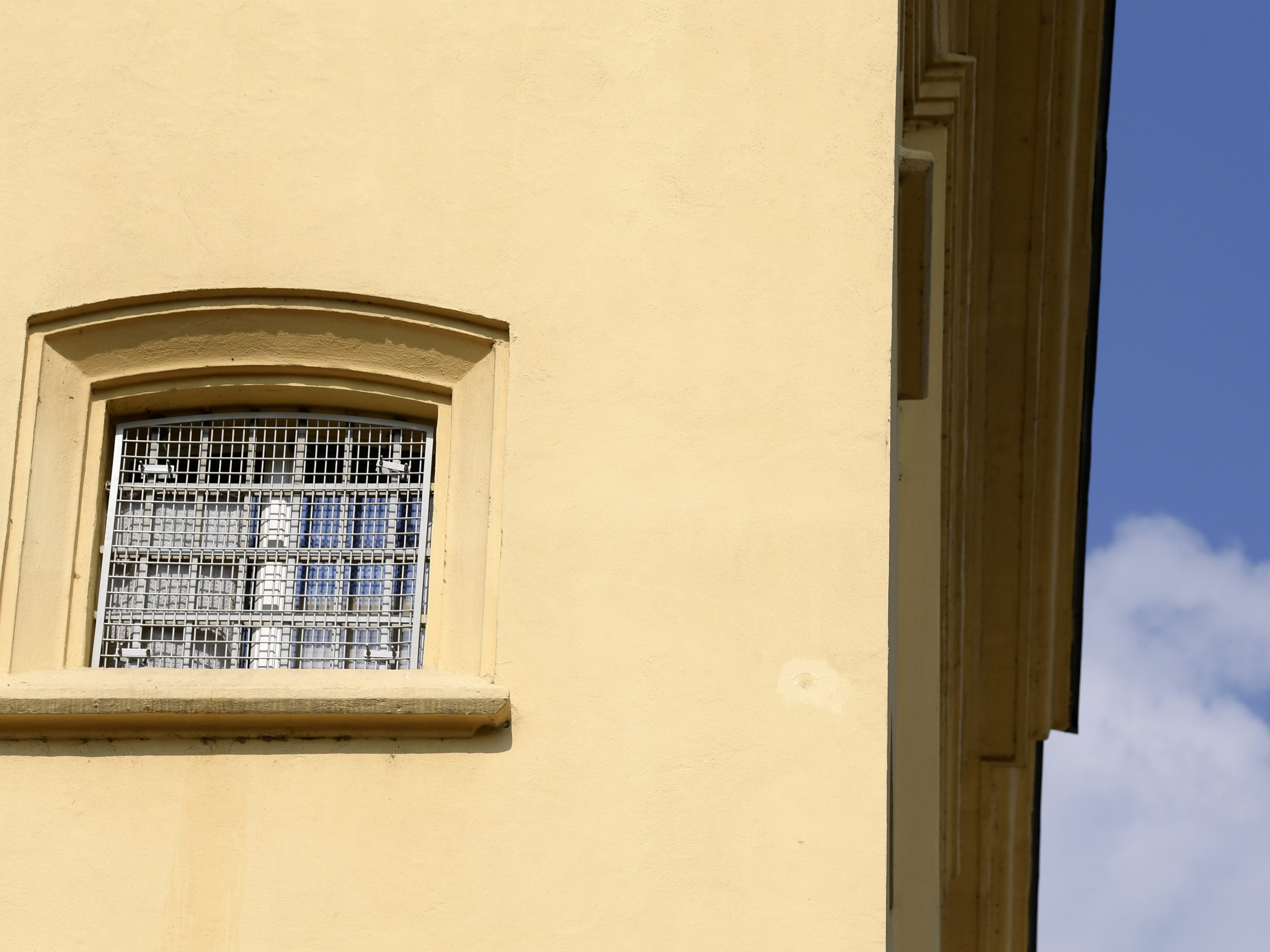 Die Tochter der demenzkranken Inhaftierten durfte diese nicht berühren. Die Tochter der demenzkranken Inhaftierten durfte diese nicht berühren.