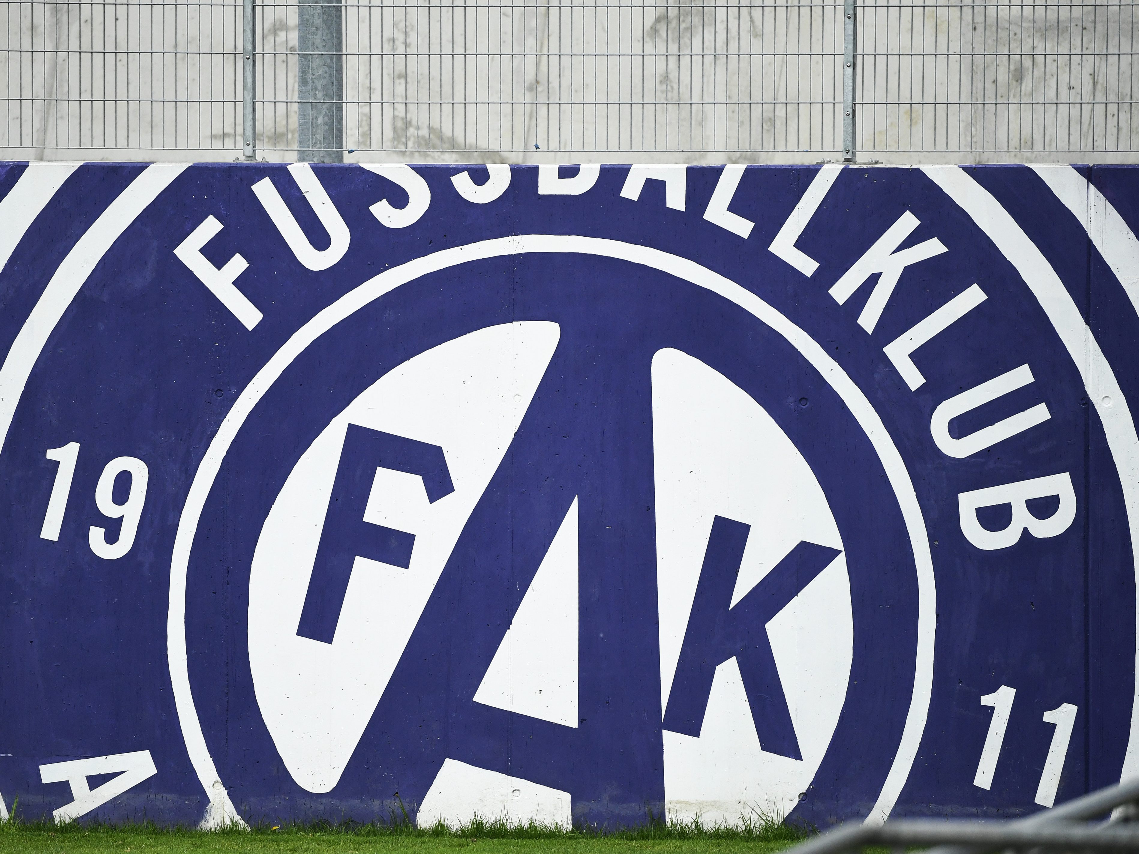 Die Fußball-Bundesliga verweigerte der Wiener Austria in 1. Instanz die Lizenz. Die Fußball-Bundesliga verweigerte der Wiener Austria in 1. Instanz die Lizenz.
