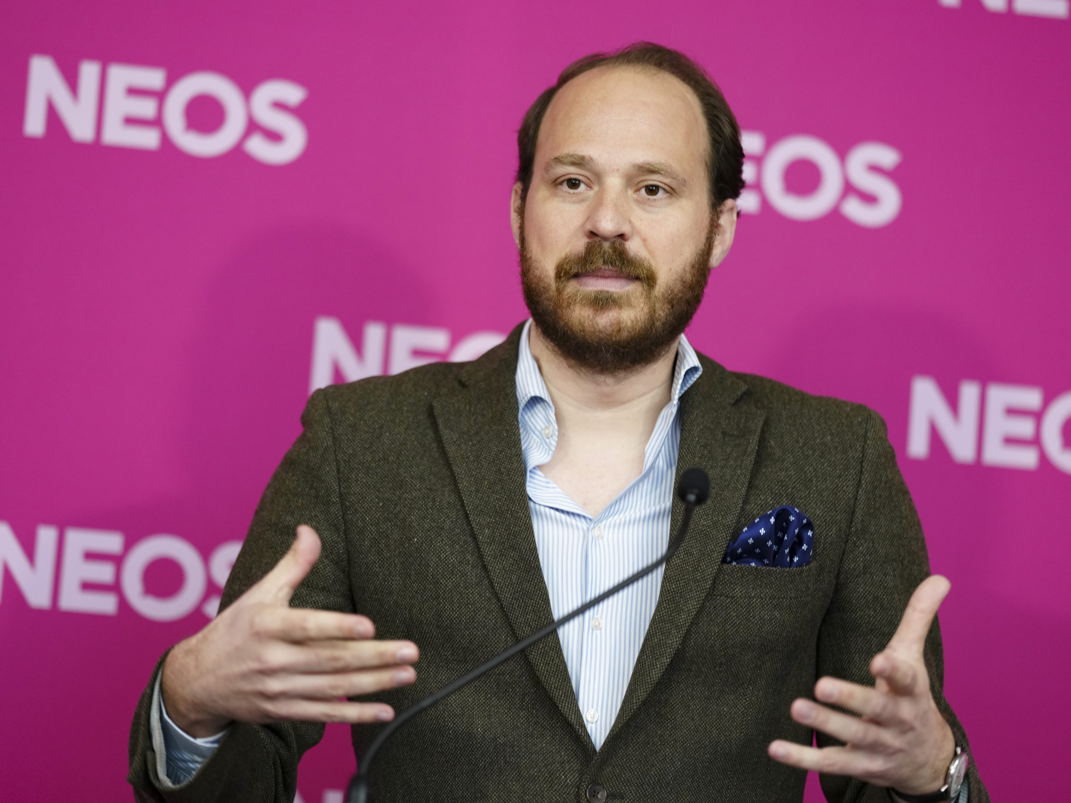 Die NEOS und die FPÖ fordern Maßnahmen gegen die Personalnot.