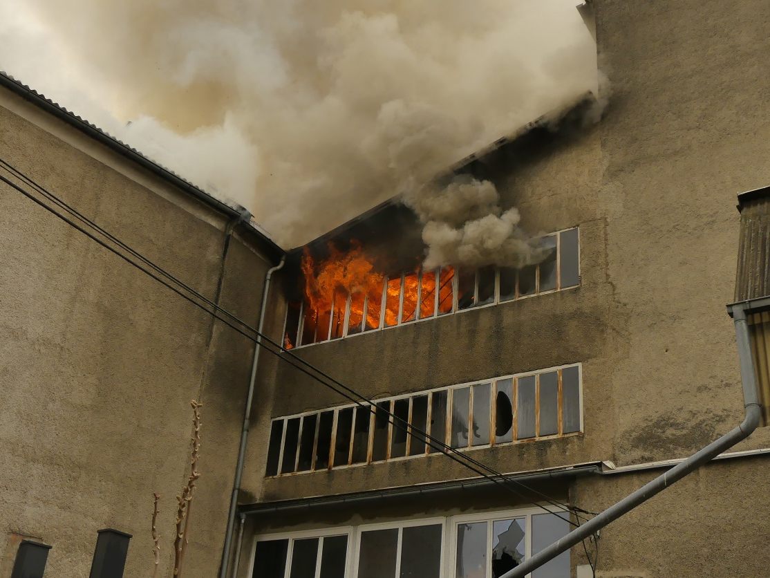 Der Brand in der Grazer Rösselmühle forderte am Samstag die Feuerwehr.