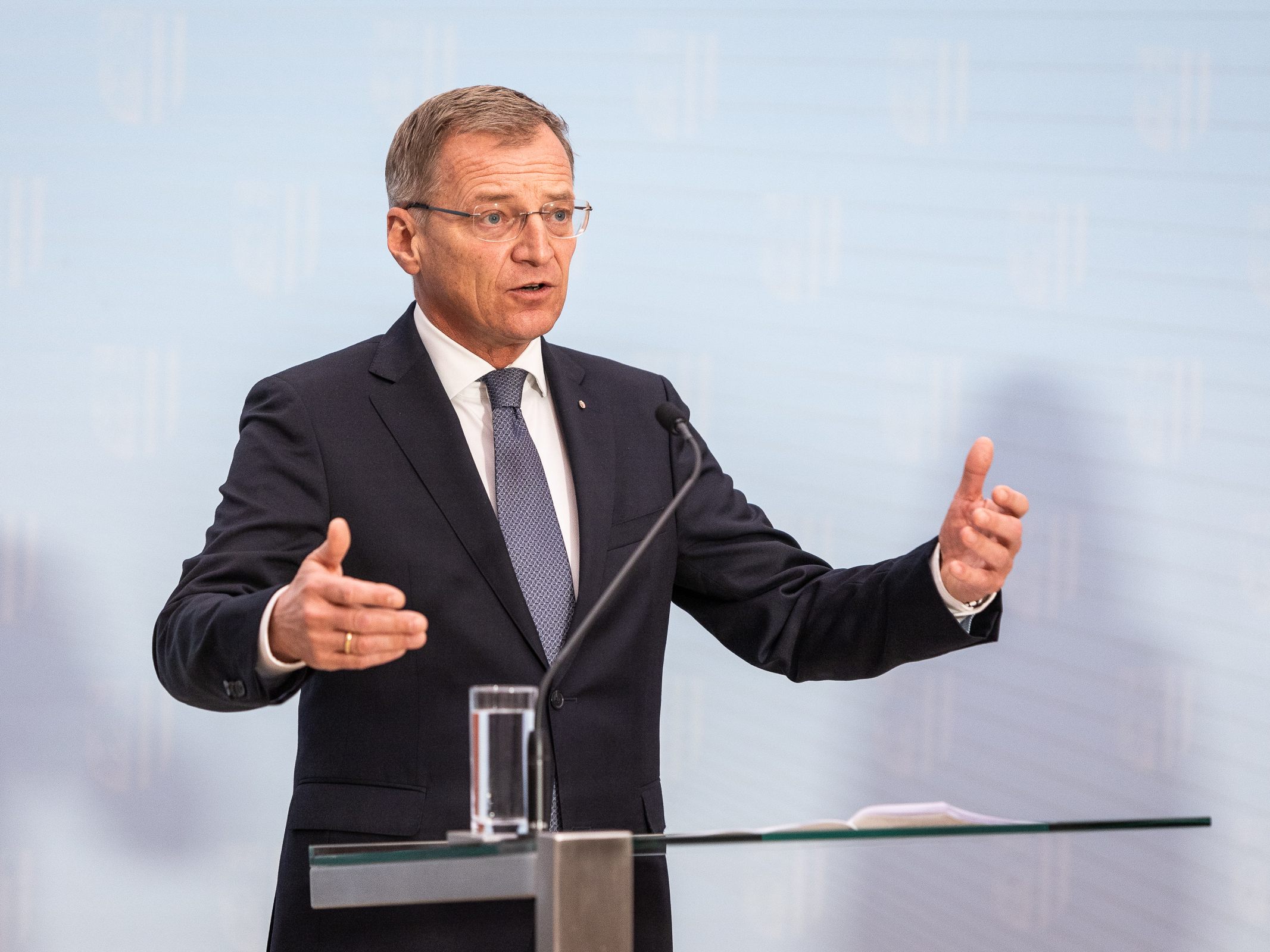 Stelzer sieht "kein verwerfliches Wort" in Oberösterreichs Landeshymne.