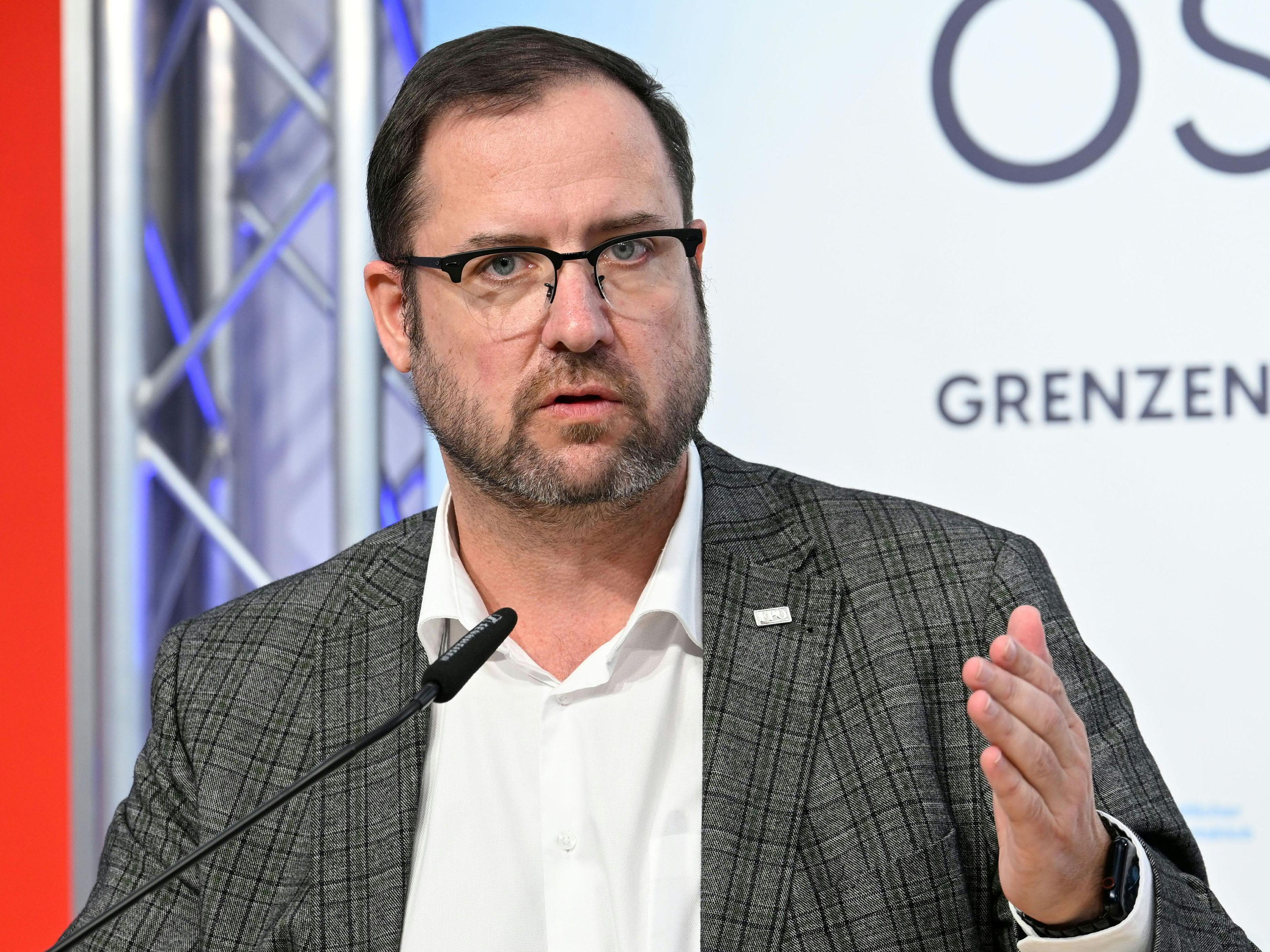 Die FPÖ kritisiert die Auslandsreisen der Regierung.