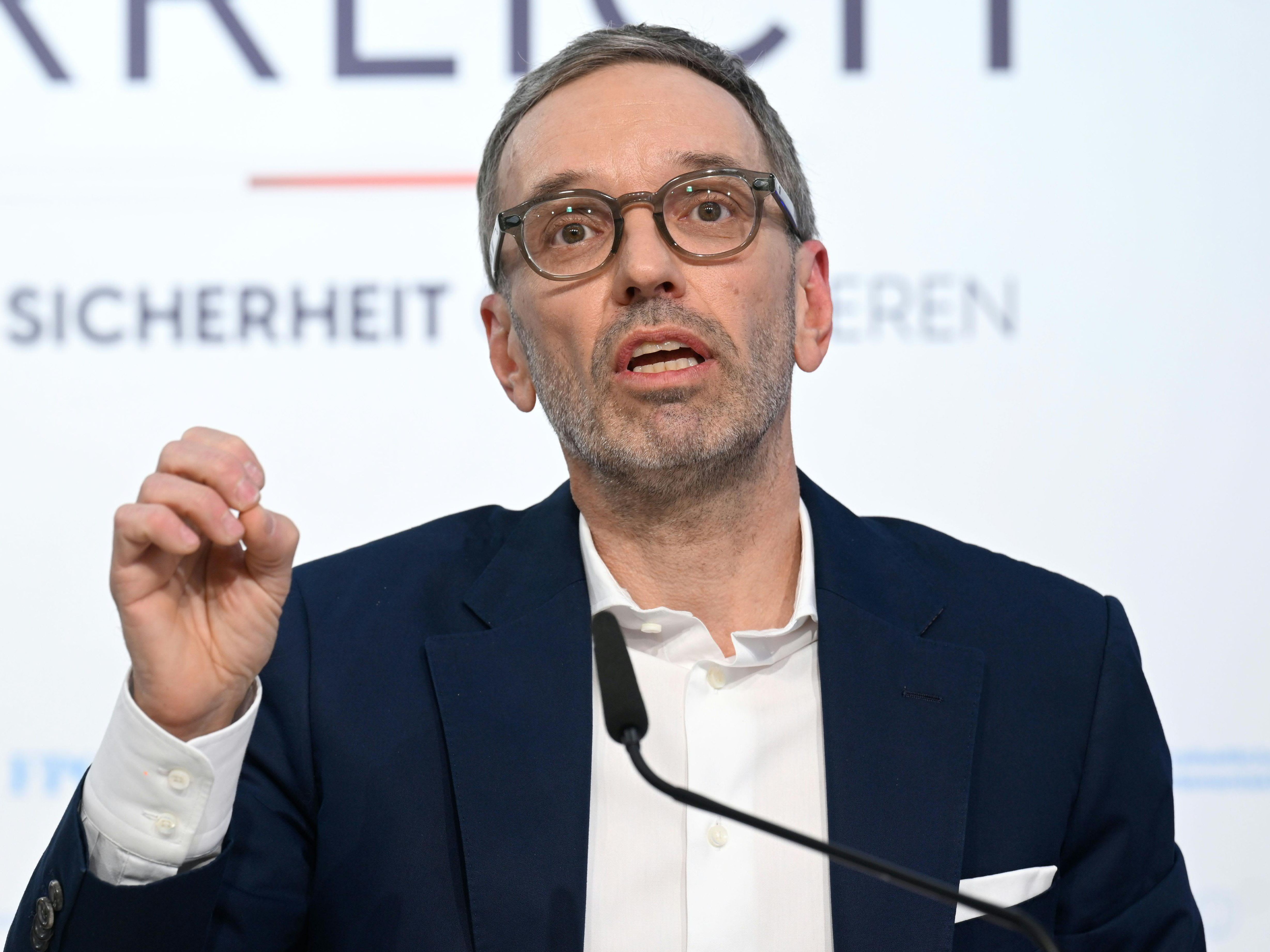 Die FPÖ fordert eine "Aktion scharf" vor den türkischen Wahllokalen in Österreich.