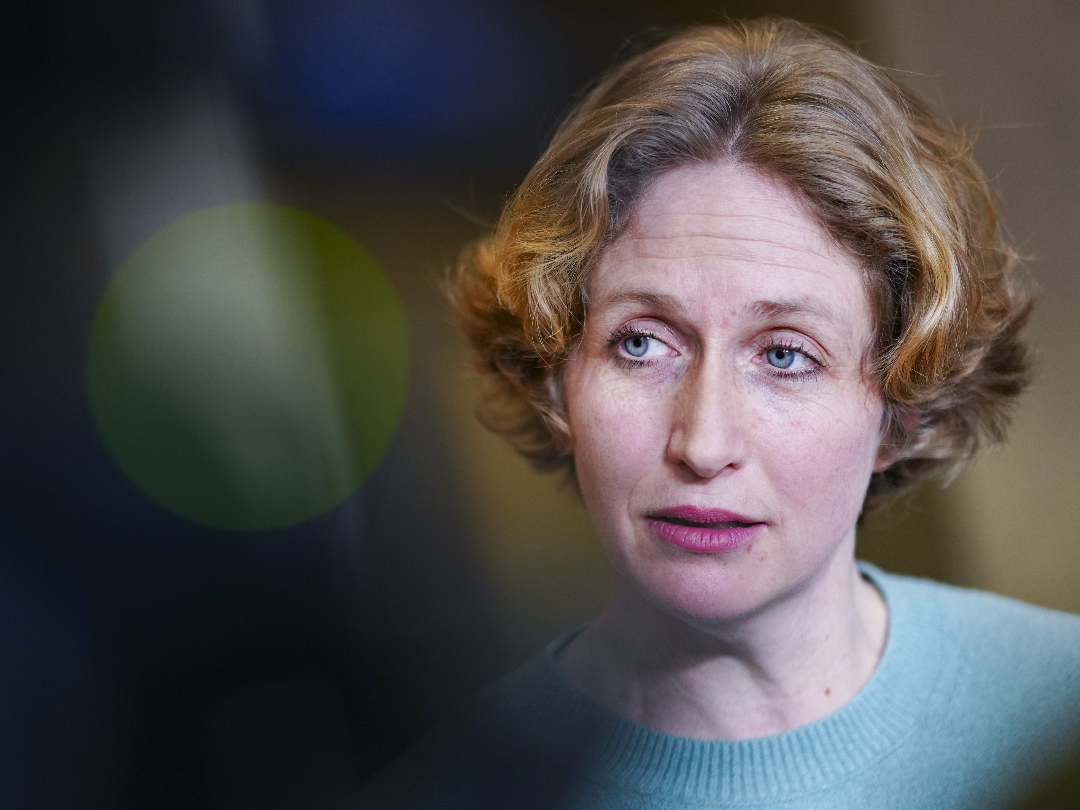 NEOS-Migrationssprecherin Stephanie Krisper ist auf Konfrontationskurs mit der ÖVP.