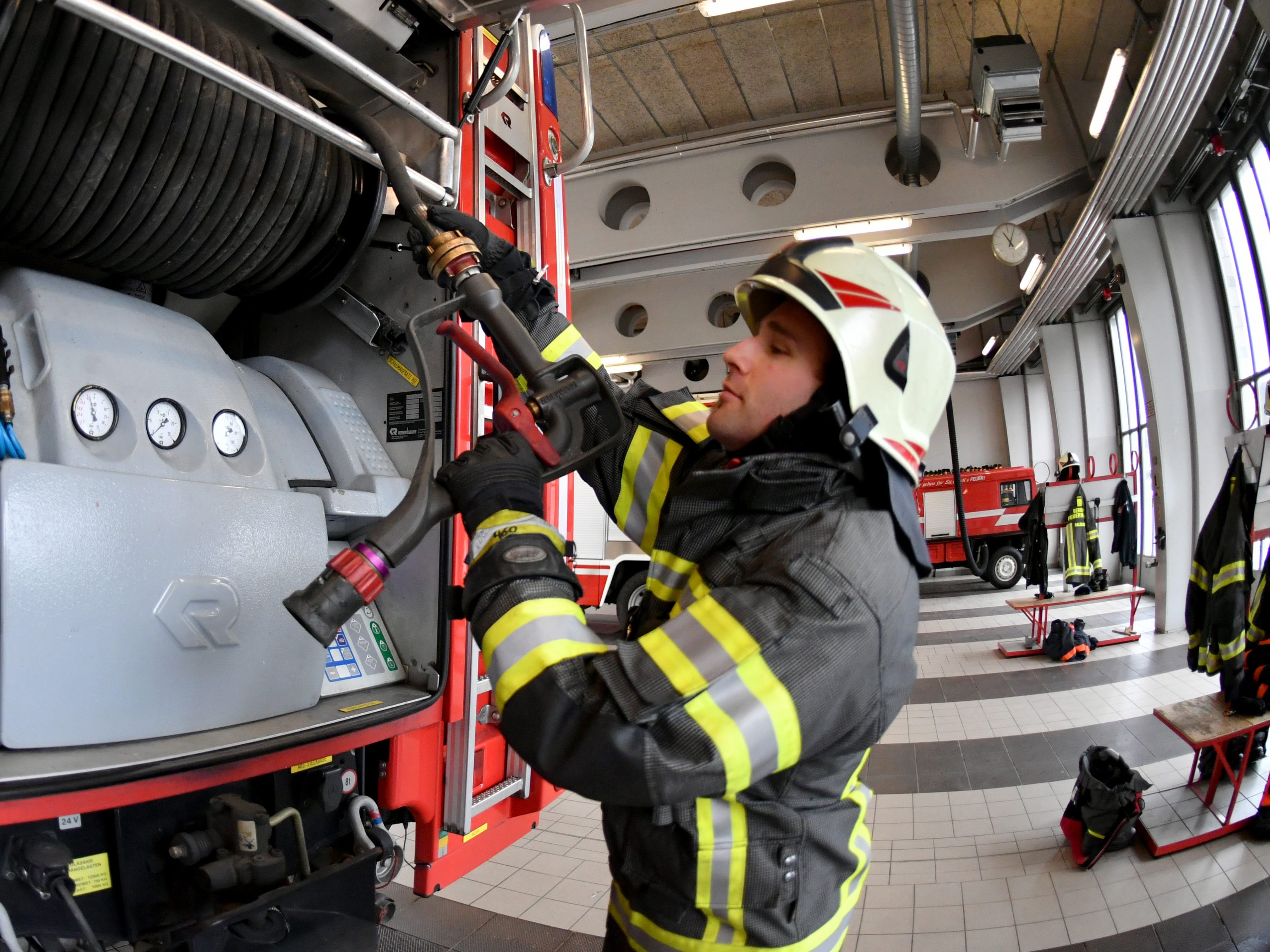 Die Berufsfeuerwehr Wien barg eine 53-Jährige und ihren Hund aus einer brennenden Wohnung in Wien-Floridsdorf.