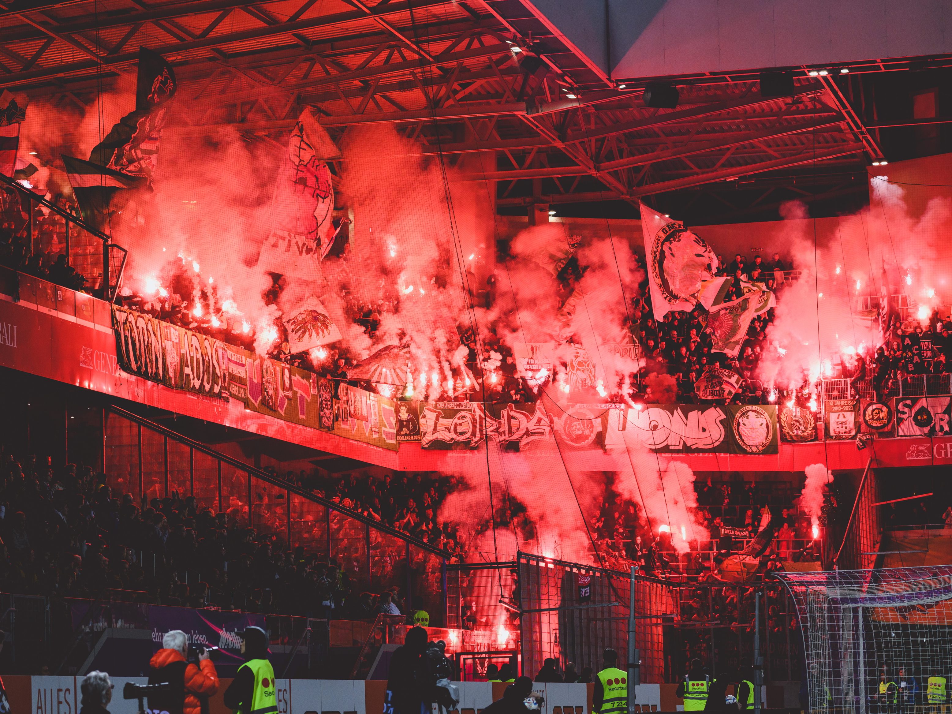 Der Böller-Wurf hat nun Konsequenzen für den Rapid-Fan.