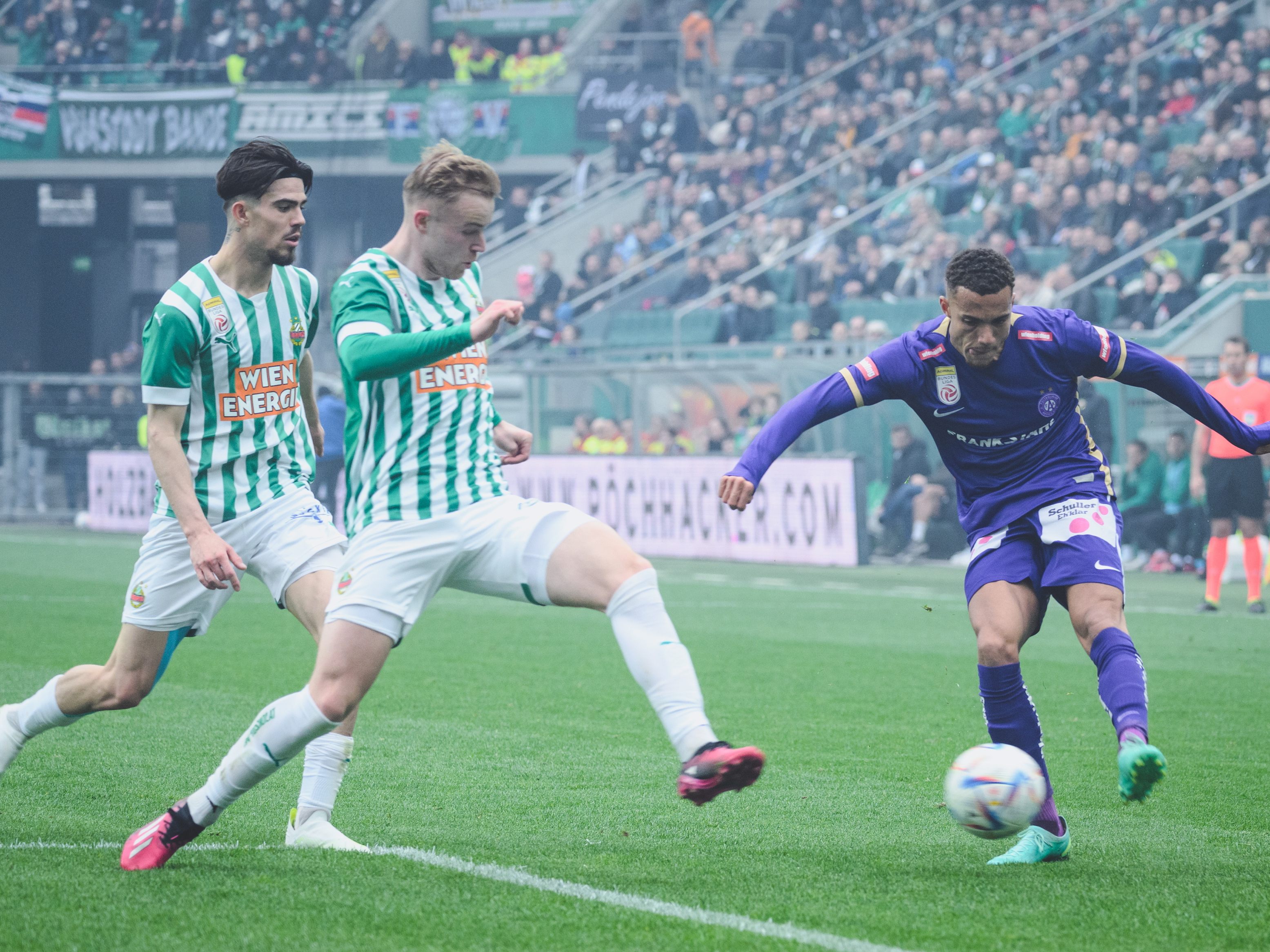 Rapid und Austria trennten sich am Sonntag im Wiener Derby mit 3:3. Rapid und Austria trennten sich am Sonntag im Wiener Derby mit 3:3.