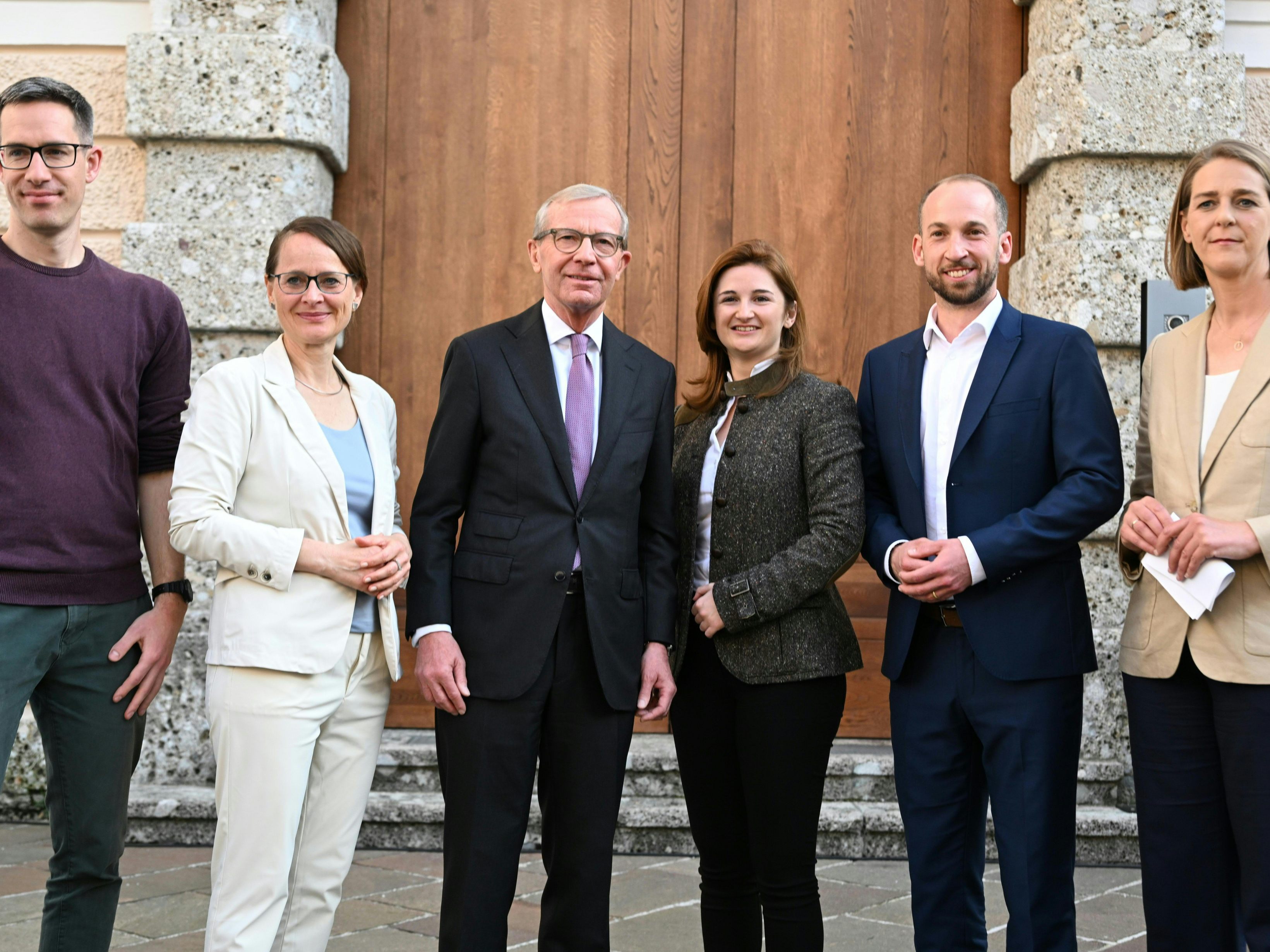 Nach der Salzburg-Wahl ist die "Dirndl"-Koalition Geschichte. Nach der Salzburg-Wahl ist die "Dirndl"-Koalition Geschichte.