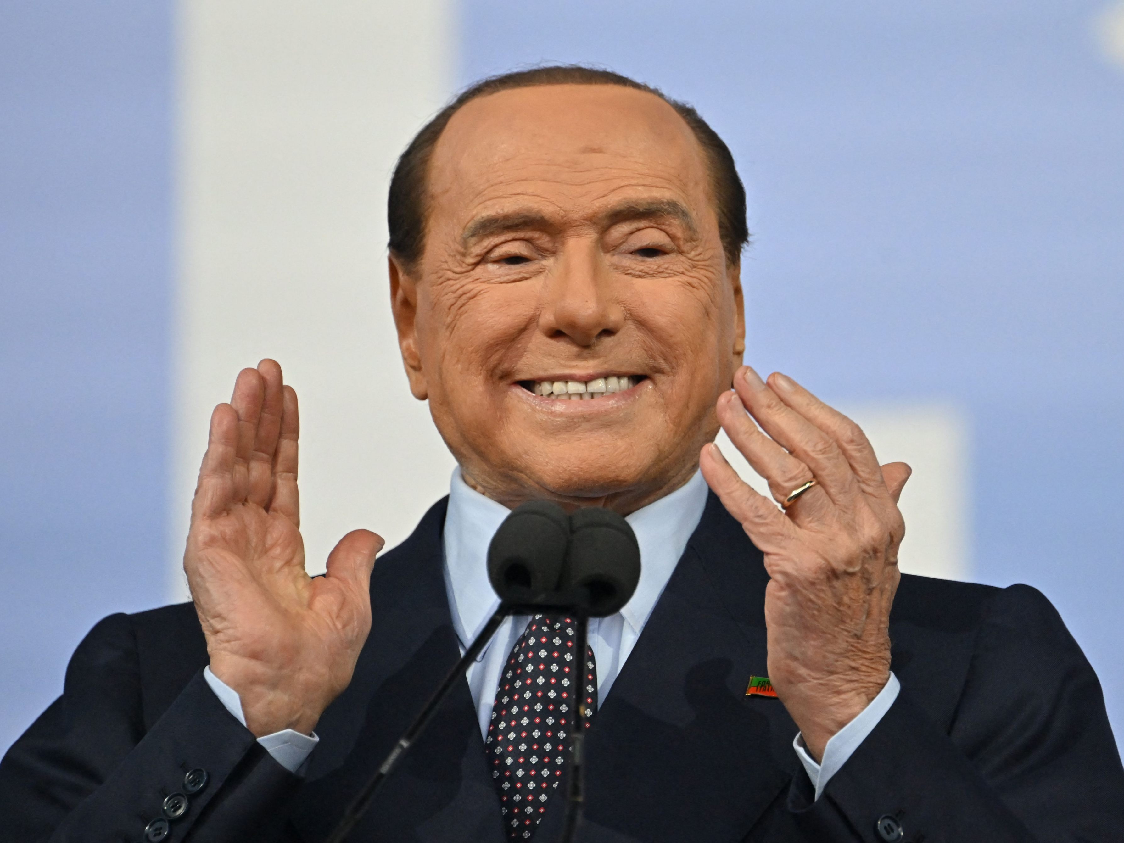 Berlusconi soll laut Medien wegen Leukämie behandelt werden.