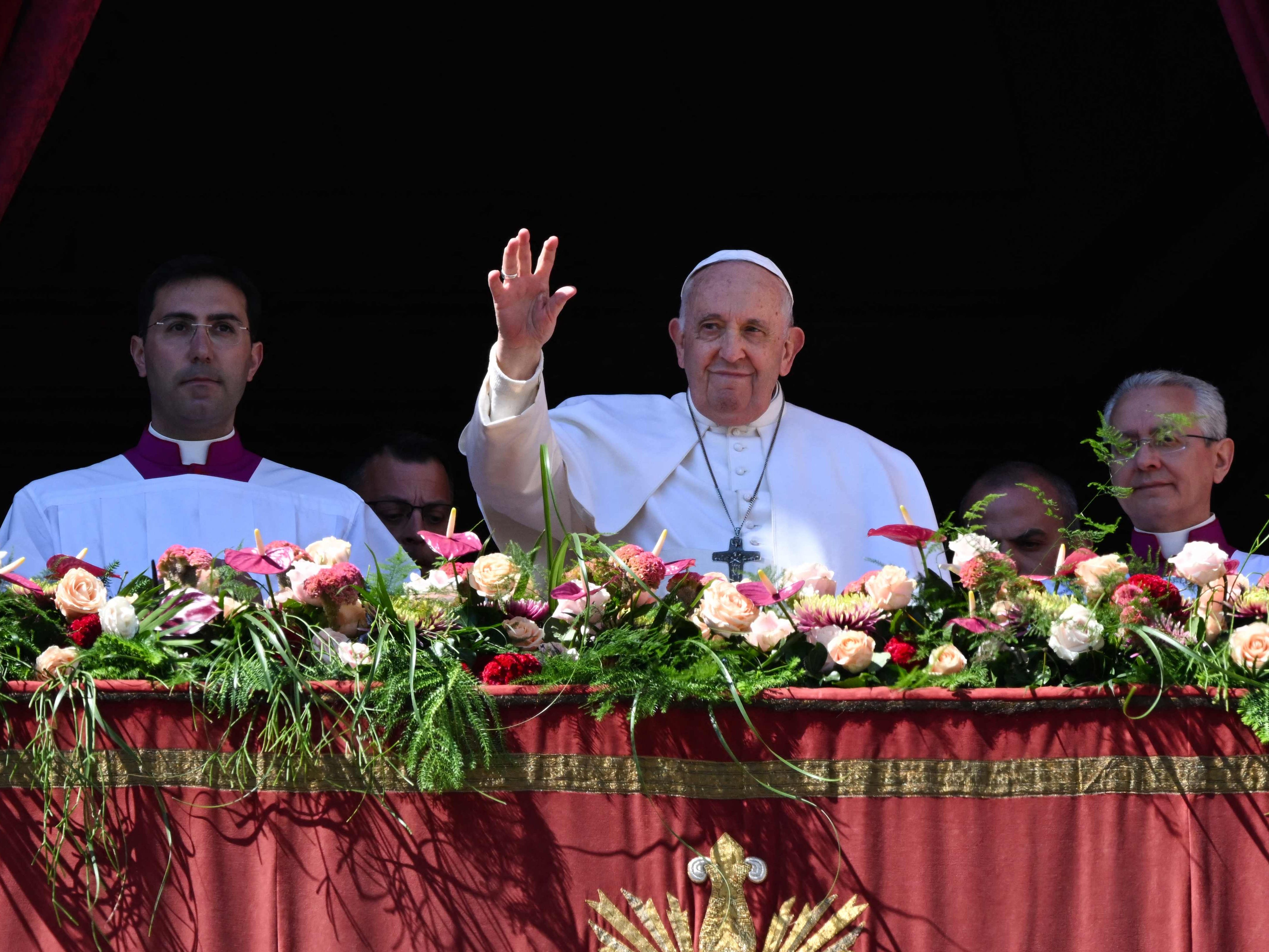 Nur wenige Tage nach seiner Krankenhaus-Entlassung hielt der Papst die traditionelle Ostermesse. Nur wenige Tage nach seiner Krankenhaus-Entlassung hielt der Papst die traditionelle Ostermesse.