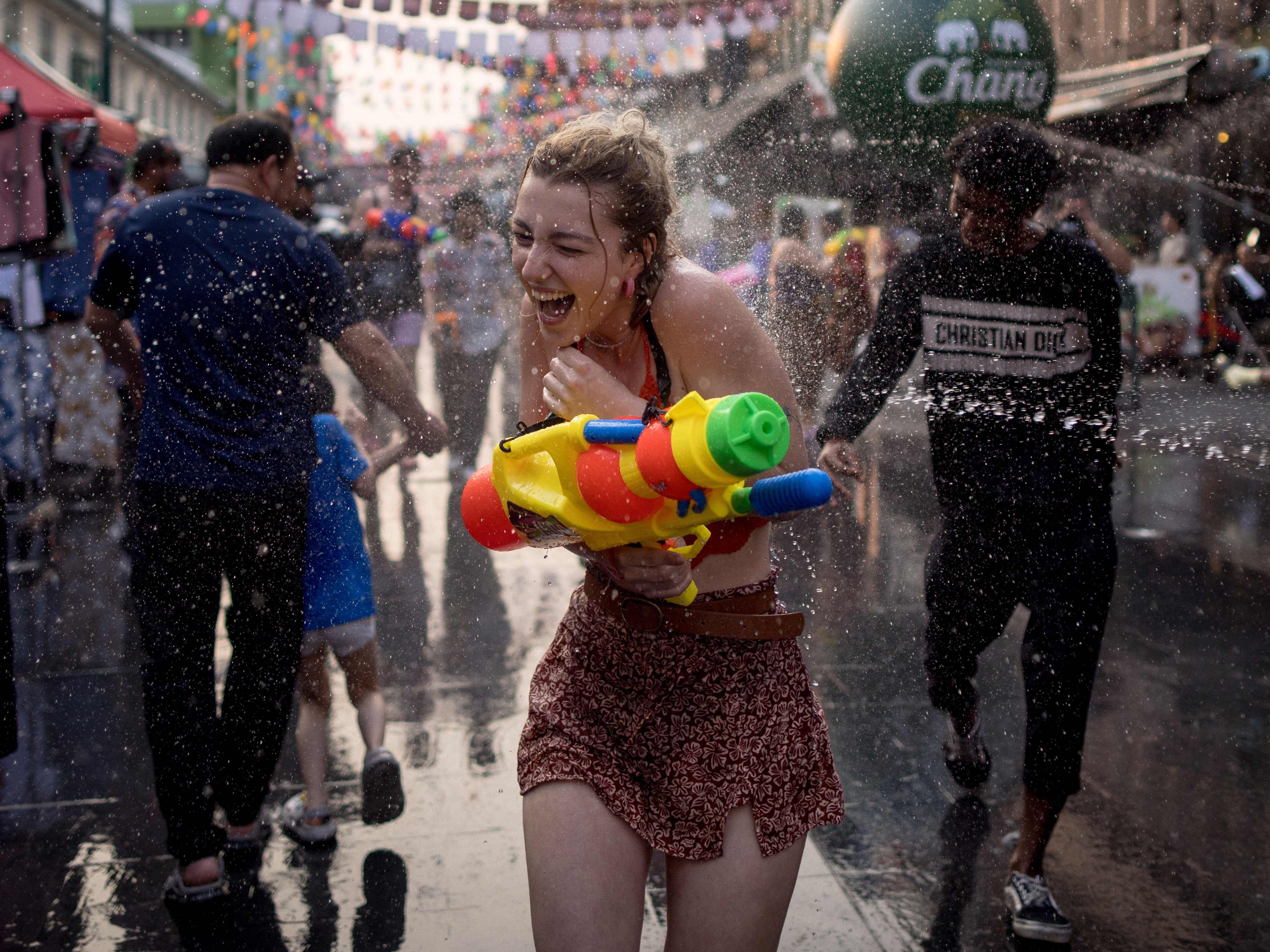 Songkran wird immer Mitte April gefeiert, sowohl in Thailand als auch in den Nachbarländern Myanmar und Laos.