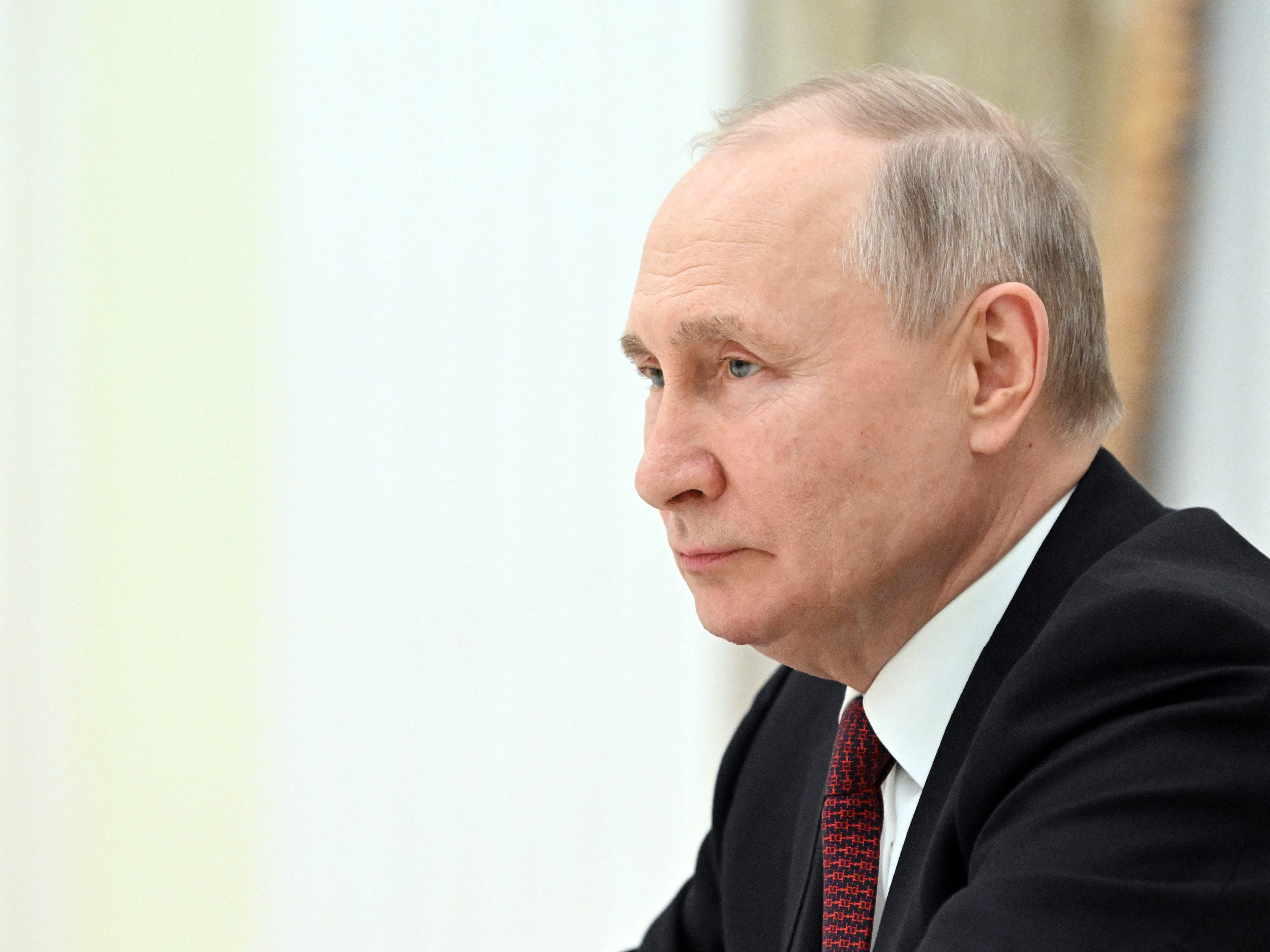 Es wird bezweifelt, dass ich Russlands Präsident Putin tatsächlich an eine Kriegsfront begeben hat - man nimmt an, es handelte sich dabei um einen Doppelgänger. Es wird bezweifelt, dass ich Russlands Präsident Putin tatsächlich an eine Kriegsfront begeben hat - man nimmt an, es handelte sich dabei um einen Doppelgänger.