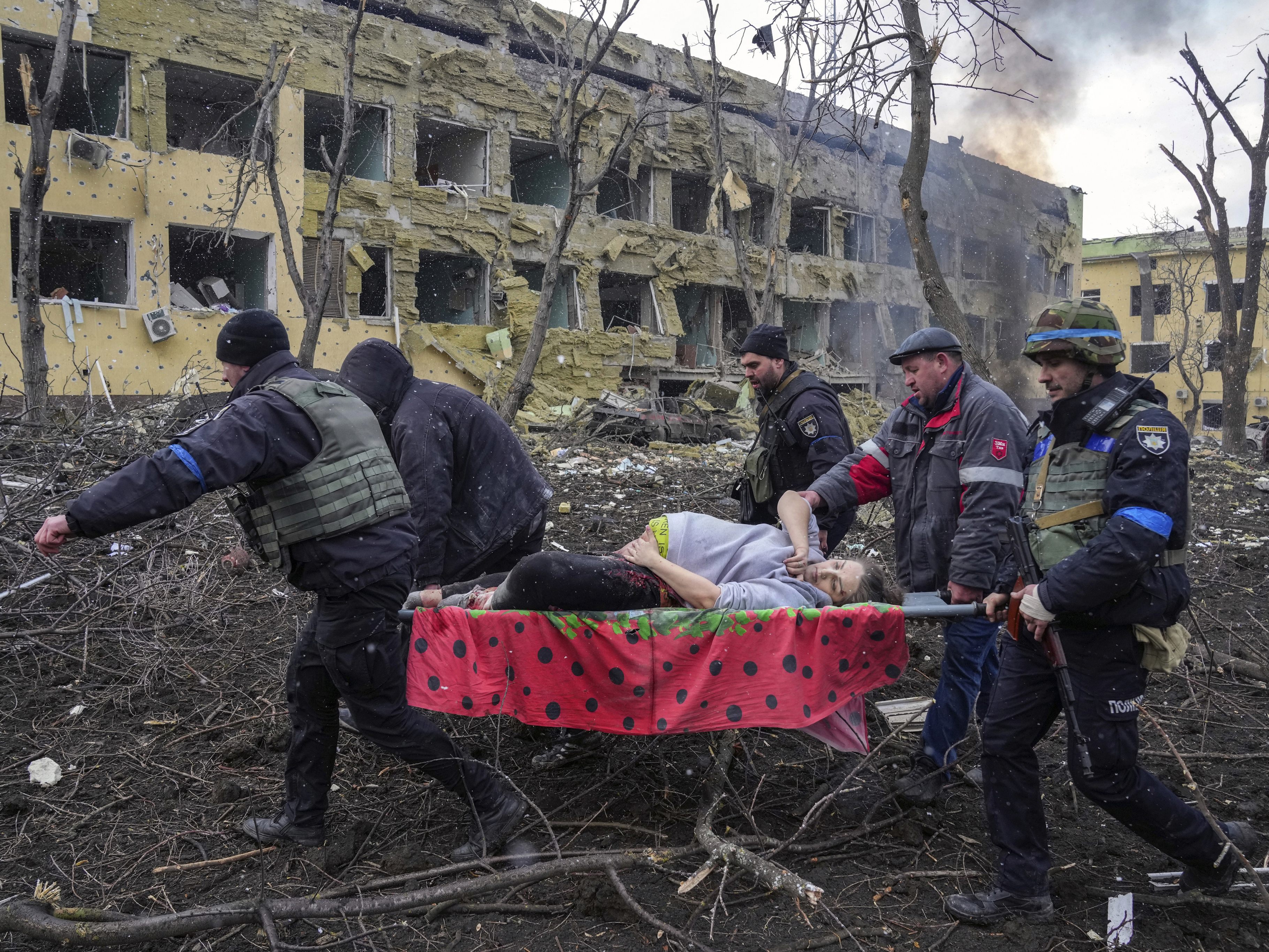 Das "World Press Photo" 2023 zeigt eine hochschwangere Frau, die aus einem zerstörten Spital in der Ukraine geborgen wurde.