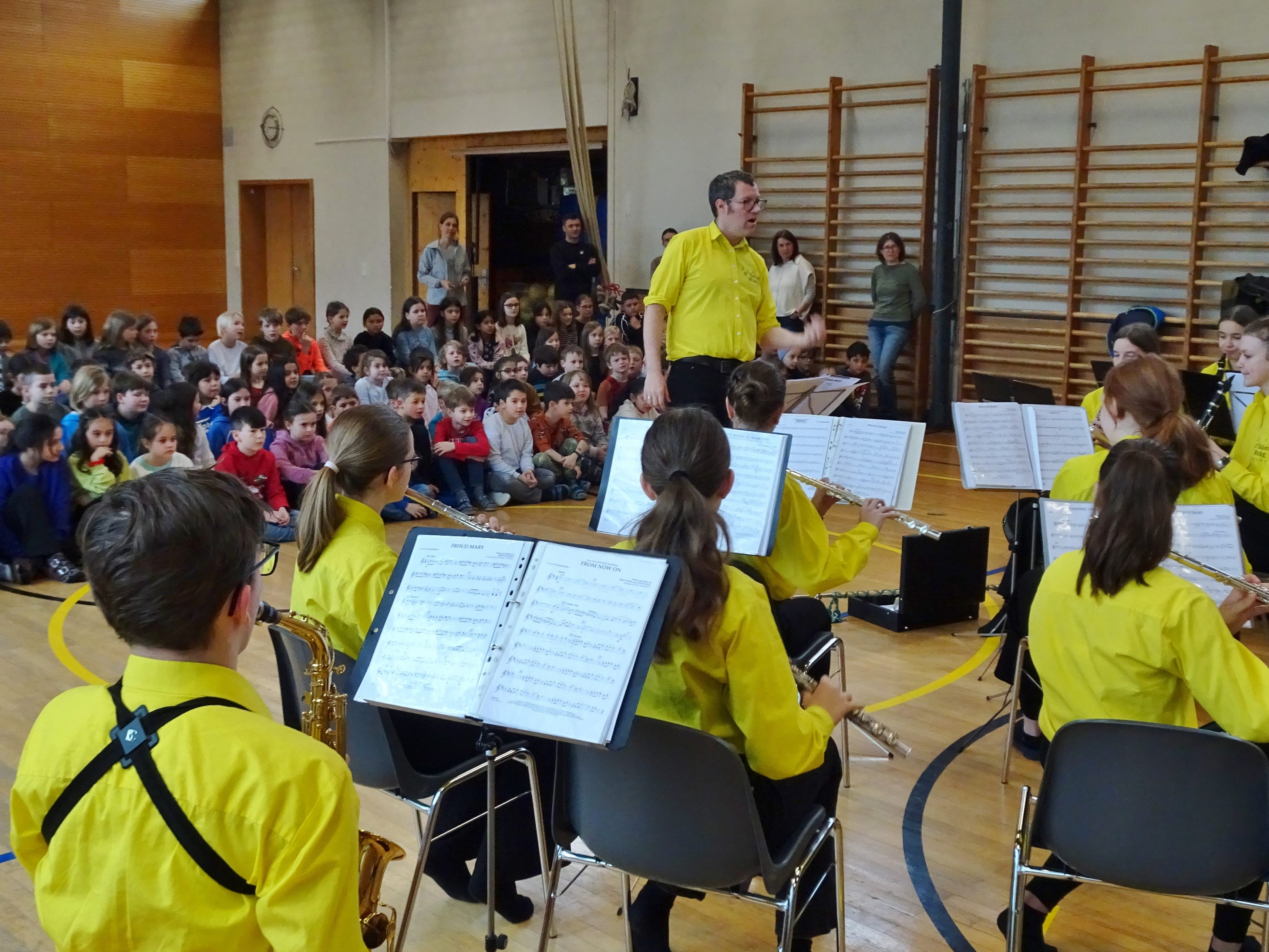 Reinhard Wohlgenannt und seine Musikanten von der Hatler Musig begeisterten die Kinder in der VS Leopold. Reinhard Wohlgenannt und seine Musikanten von der Hatler Musig begeisterten die Kinder in der VS Leopold.