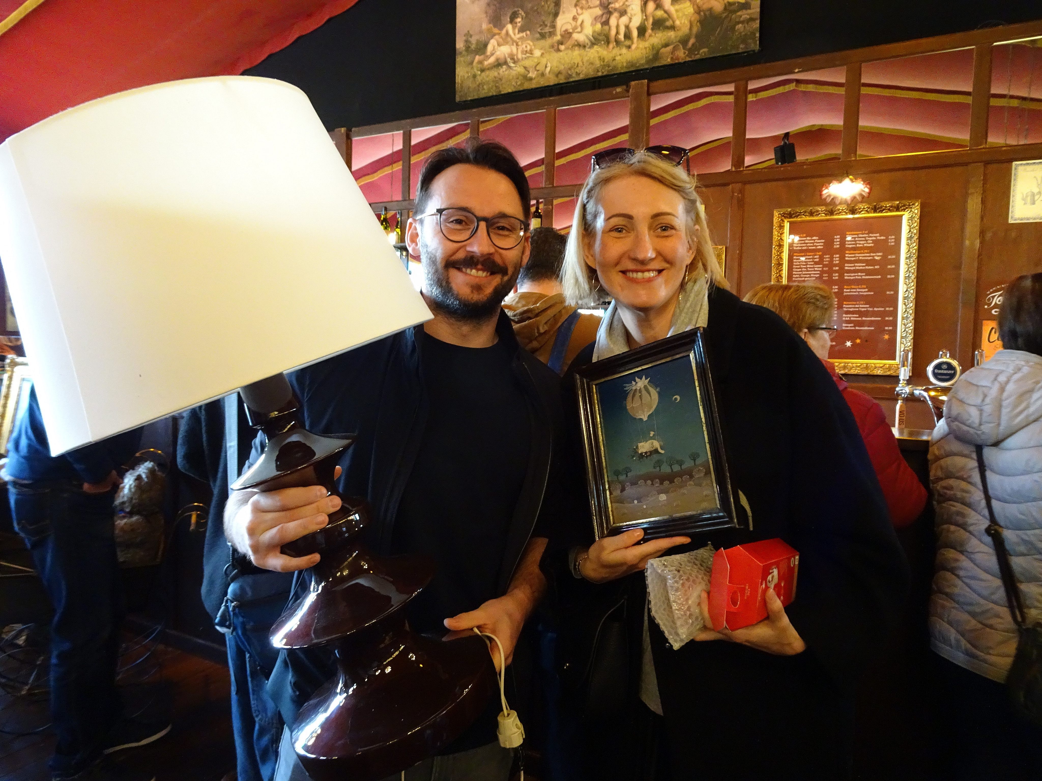 Der Freudenhaus-Flohmarkt machte wieder viele Schnäppchenjäger glücklich, hier Melinda und Marc mit ihren Schätzen. Der Freudenhaus-Flohmarkt machte wieder viele Schnäppchenjäger glücklich, hier Melinda und Marc mit ihren Schätzen.