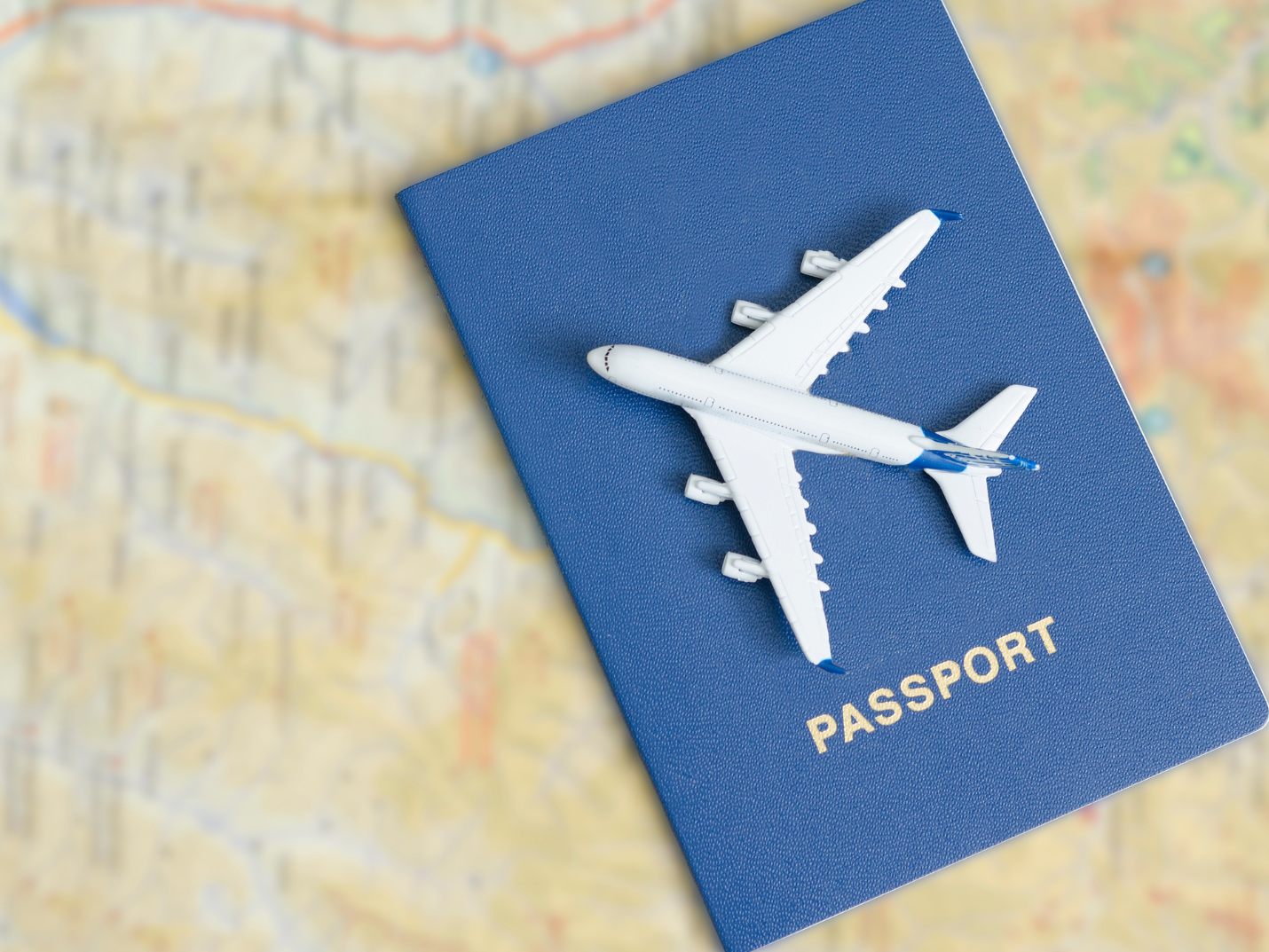 Für die Urlaubszeit ist es wichtig, den Reisepass rechtzeitig zu erneuern.