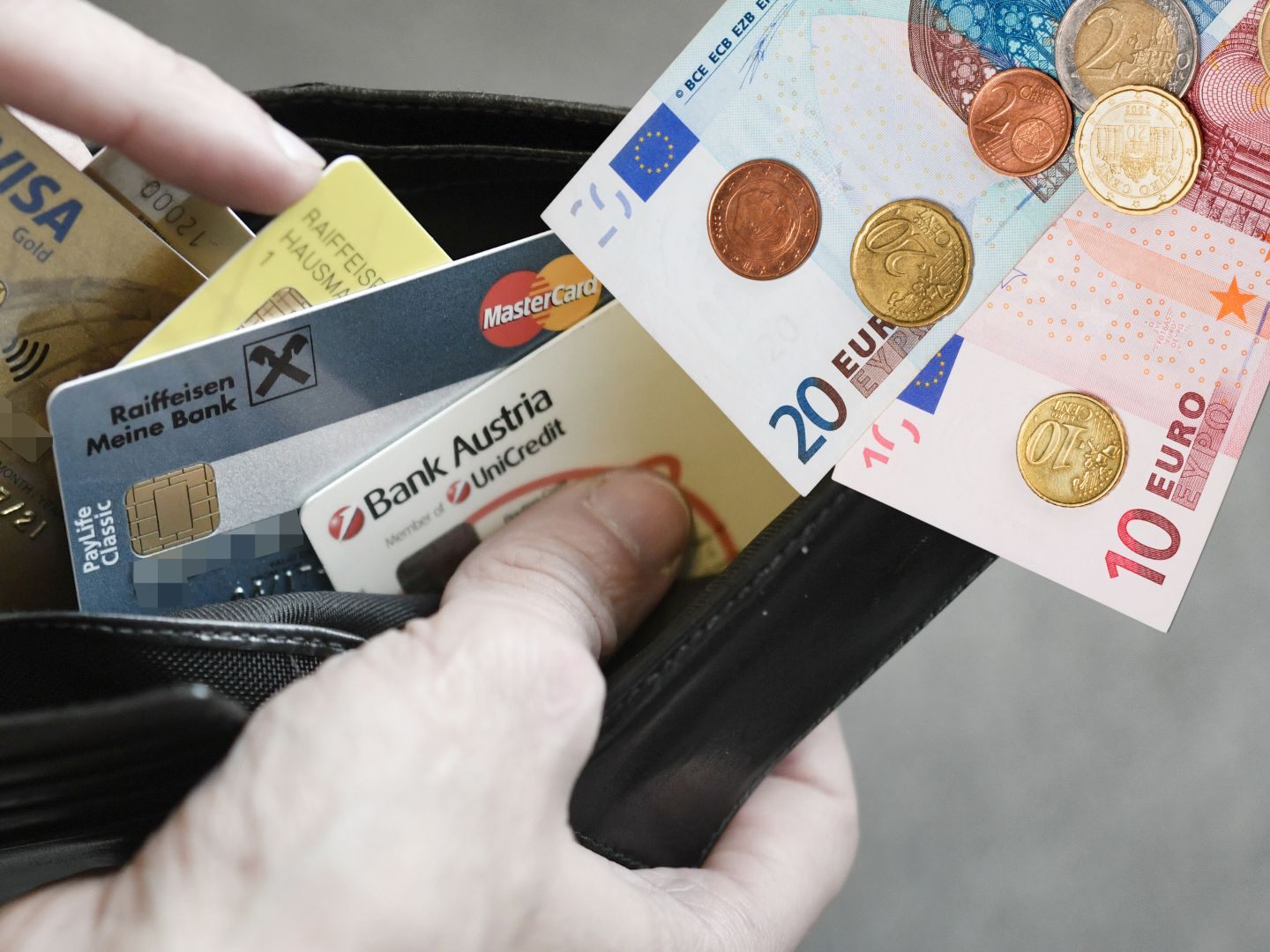 Die heimischen Banken heben ihre Gebühren deutlich an. Die heimischen Banken heben ihre Gebühren deutlich an.