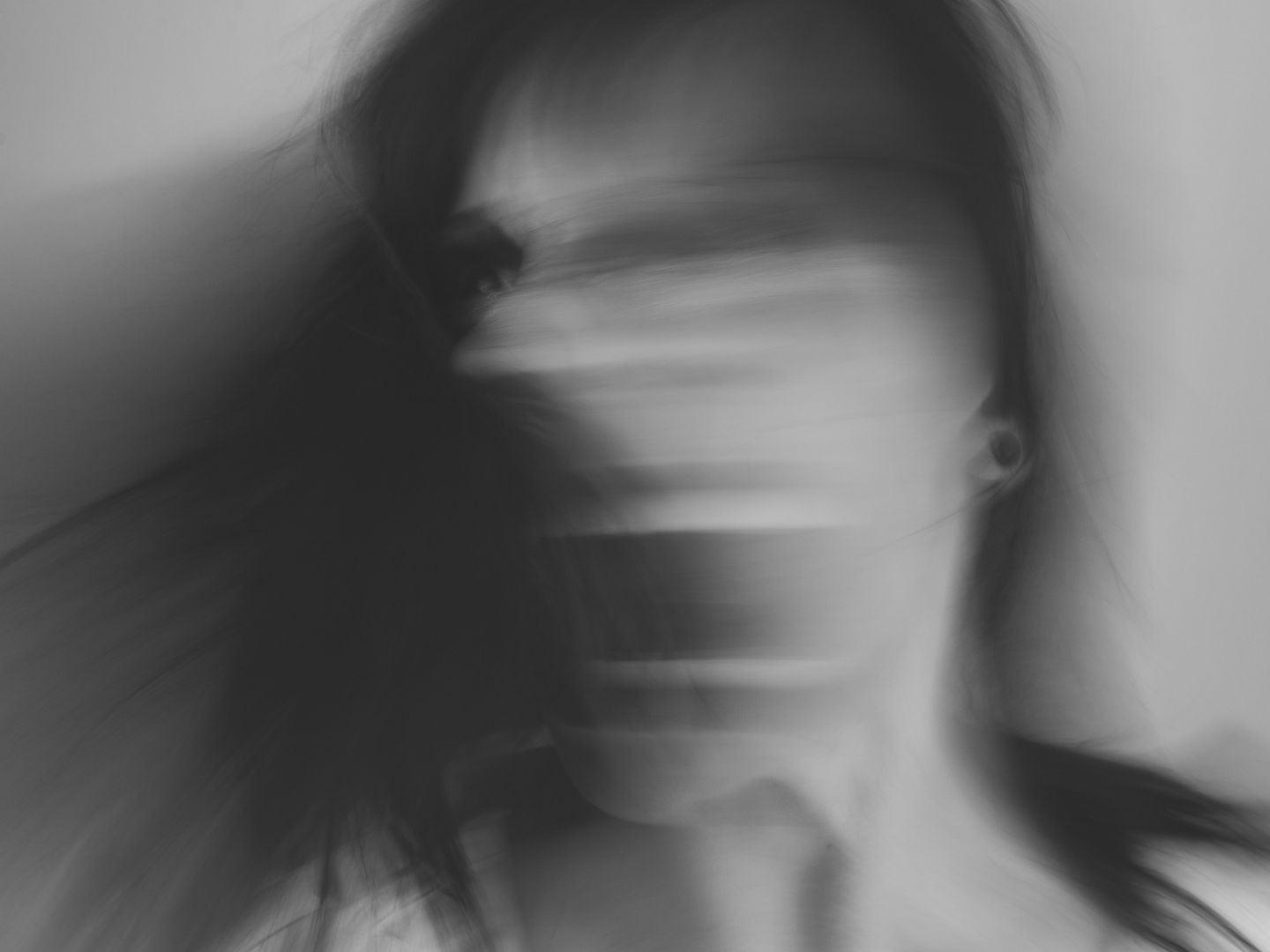 Als die schreiende Frau auf die Polizisten losging, wurde sie festgenommen.