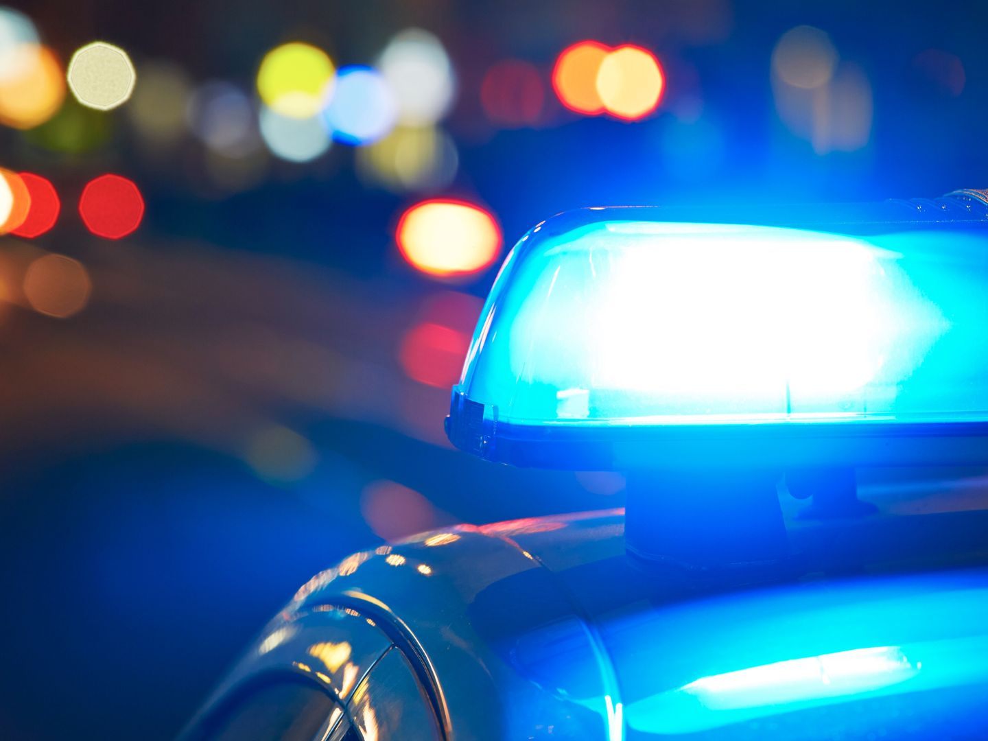 Ein Pkw-Lenker landete auf der Flucht vor der Polizei in einem Fluss. Ein Pkw-Lenker landete auf der Flucht vor der Polizei in einem Fluss.