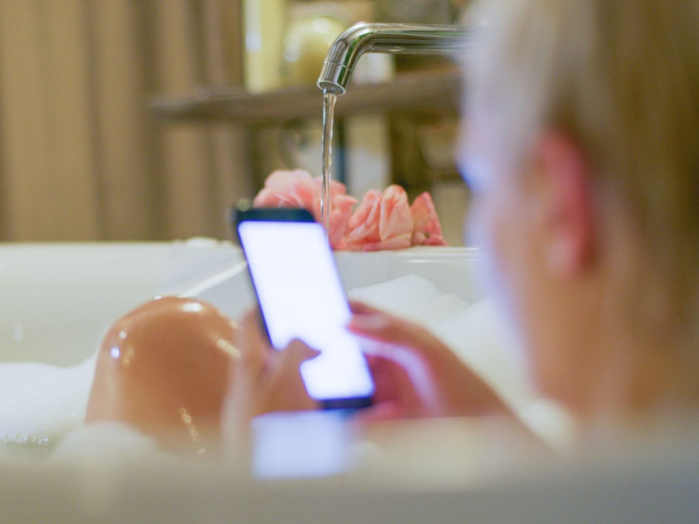 Wie gefährlich ist es, wenn das Smartphone ins Wasser der Badewanne fällt? Wie gefährlich ist es, wenn das Smartphone ins Wasser der Badewanne fällt?