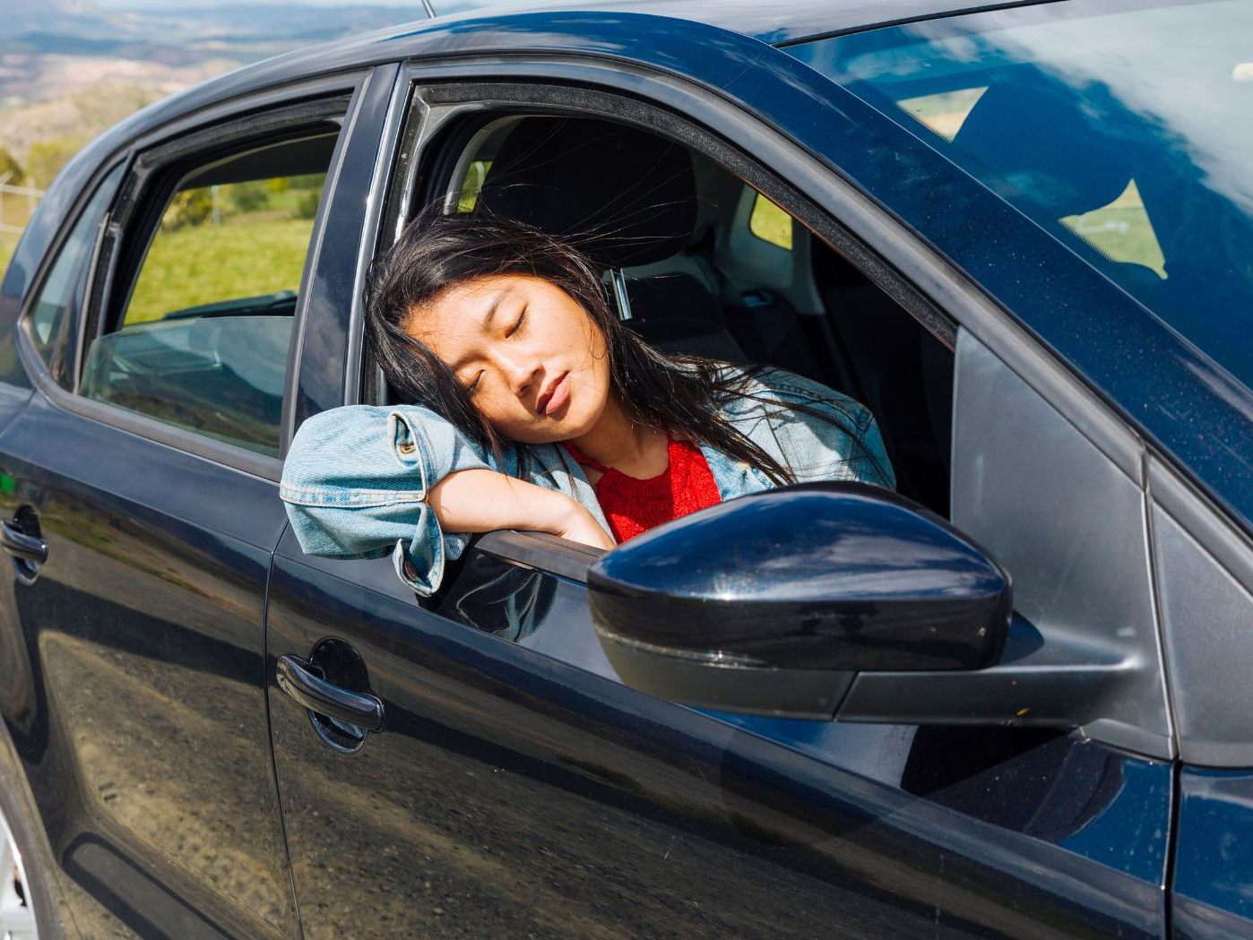 Auch wenn der Beifahrer bei der Autofahrt schläft, kann das einige Gefahren bergen.
