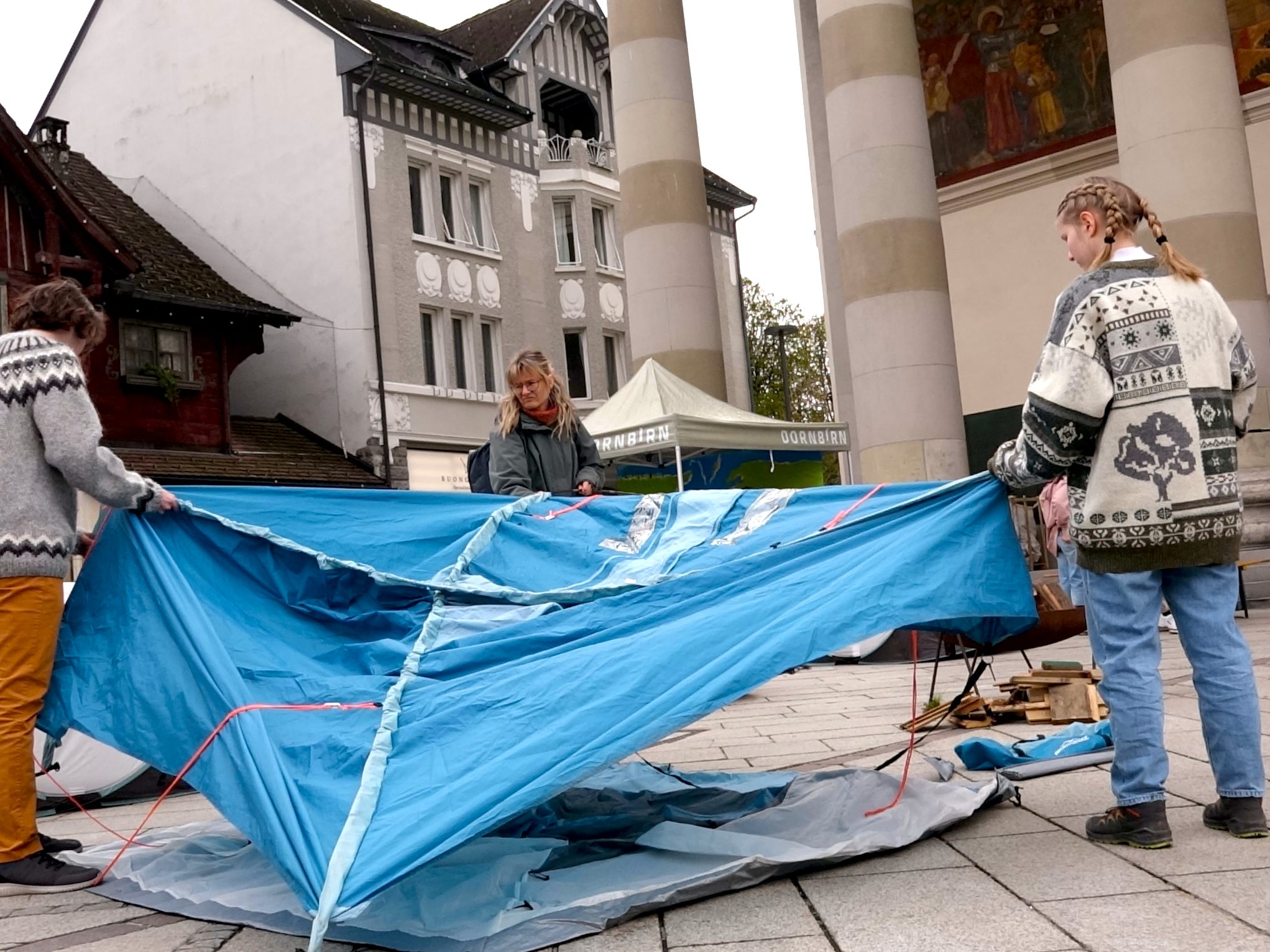 Die Jugendbotschafter*innen setzten ein starkes Zeichen für mehr Solidarität mit Kindern und Flüchtlingen. Die Jugendbotschafter*innen setzten ein starkes Zeichen für mehr Solidarität mit Kindern und Flüchtlingen.
