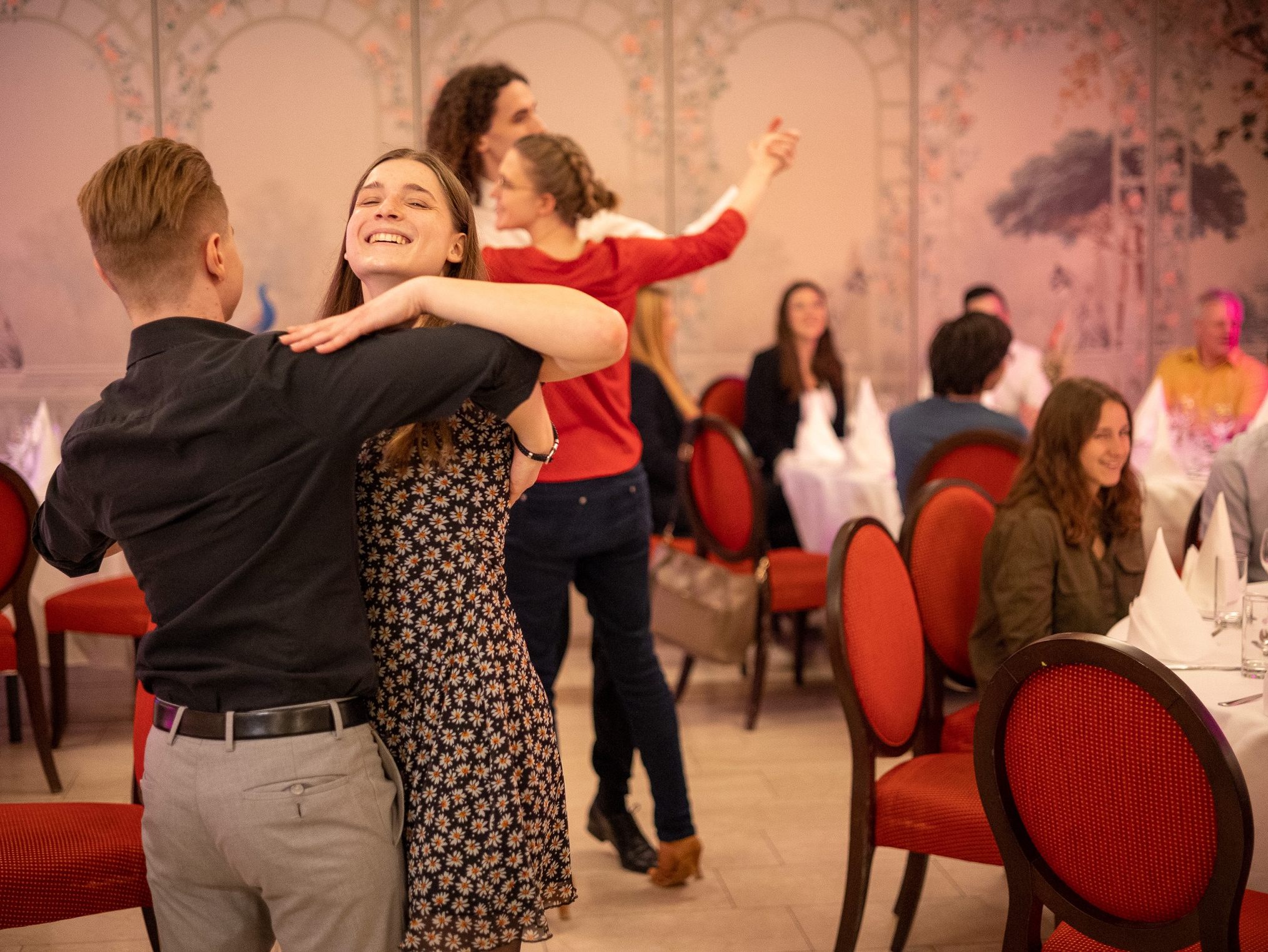 Bei Eat. Drink. Dance. Repeat. kann man im Wiener Rathauskeller das Tanzbein schwingen. Bei Eat. Drink. Dance. Repeat. kann man im Wiener Rathauskeller das Tanzbein schwingen.
