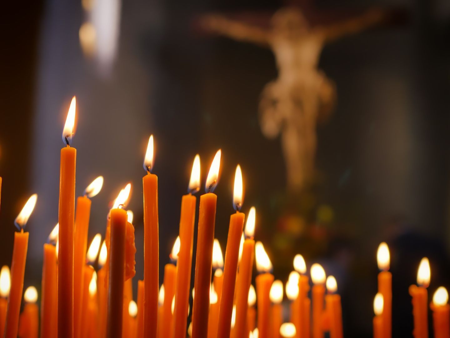 Gläubige Maturanten können eine Kerze in einer Wiener Kirche anzünden lassen.