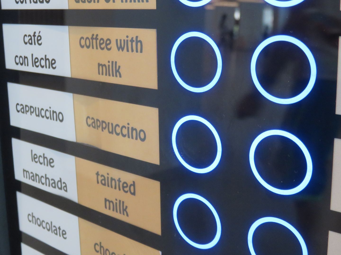 Ein deutscher Staatsangehöriger brach auf einer Baustelle in Wien-Donaustadt einen Kaffeeautomaten mit einem Brecheisen auf.