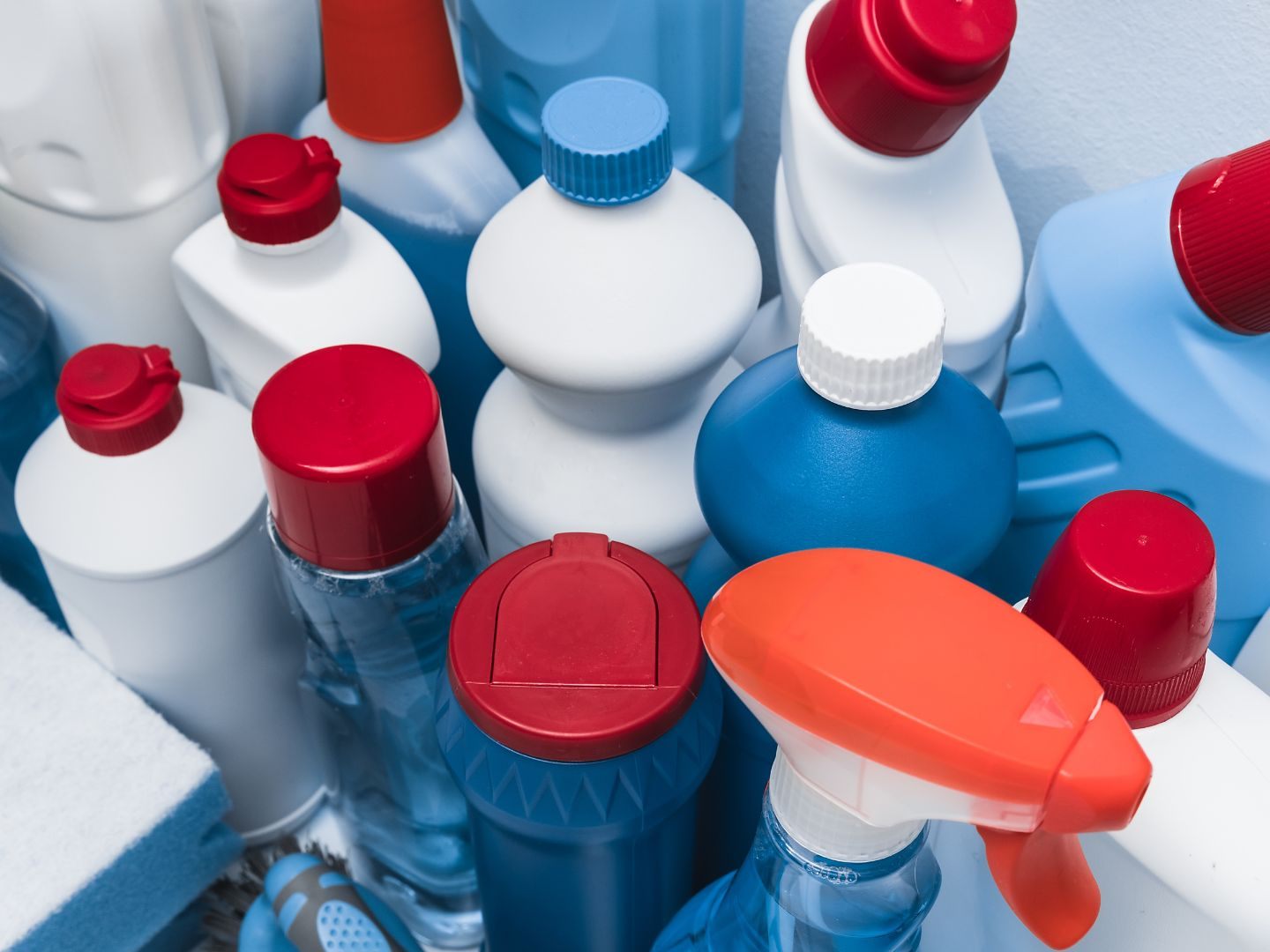 Zwei Drittel aller im Handel käuflichen Reinigungsmittel enthalten gefährliche Chemikalien. Zwei Drittel aller im Handel käuflichen Reinigungsmittel enthalten gefährliche Chemikalien.