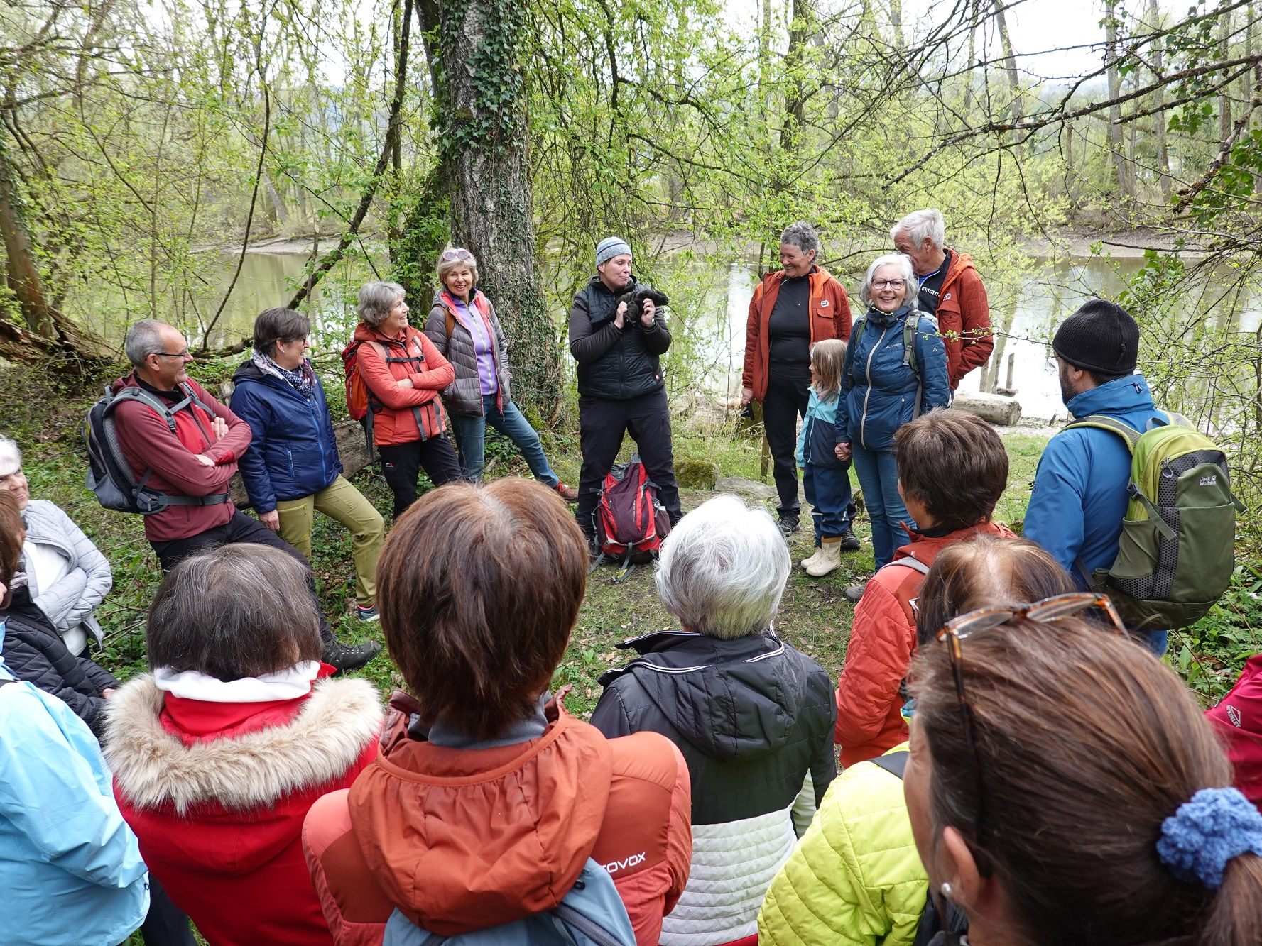 Die Exkursionsgruppe lauschte interessiert dem Vortrag von Biologin Agnes Steininger. Die Exkursionsgruppe lauschte interessiert dem Vortrag von Biologin Agnes Steininger.
