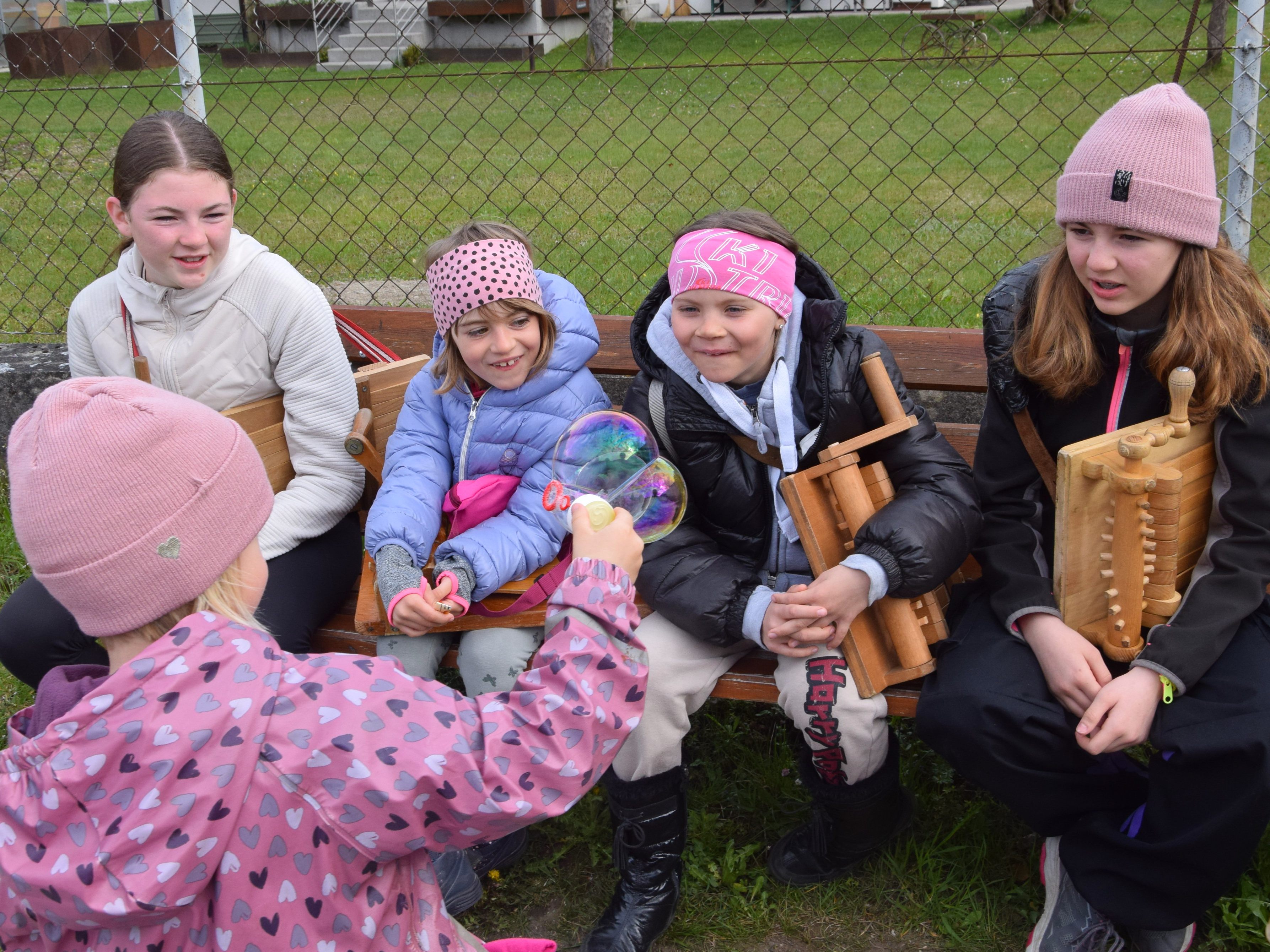 Mit Seifenblasen begrüßte dieses Mädchen in Schruns die rätschenden Kinder und Jugendlichen.