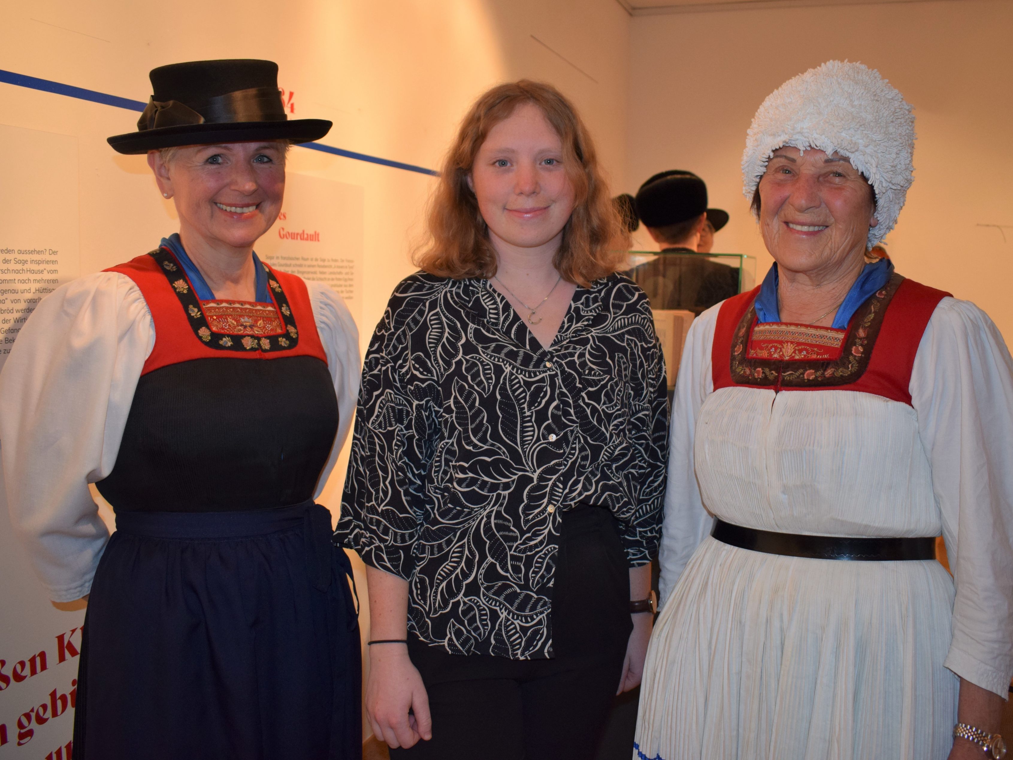 Freude über die gelungene Ausstellung: Hedi Zengerle, Ausstellungsgestalterin Anna-Katharina Hammerer und Mikle Steurer.