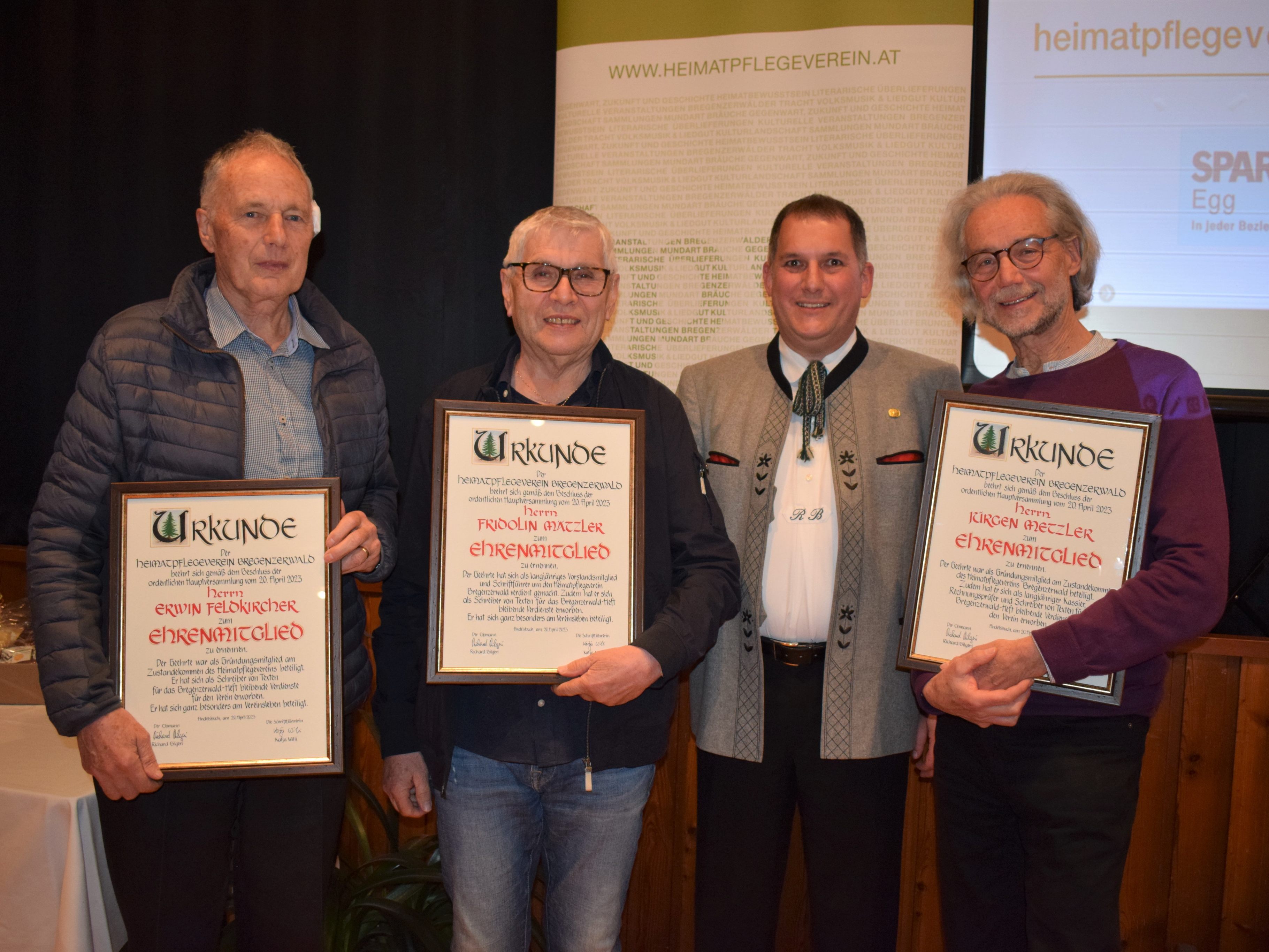 Obmann Richard Bilgeri überreichte die Ehrenurkunden an Jürgen Metzler, Fridolin Mätzler und Erwin Feldkircher. Obmann Richard Bilgeri überreichte die Ehrenurkunden an Jürgen Metzler, Fridolin Mätzler und Erwin Feldkircher.