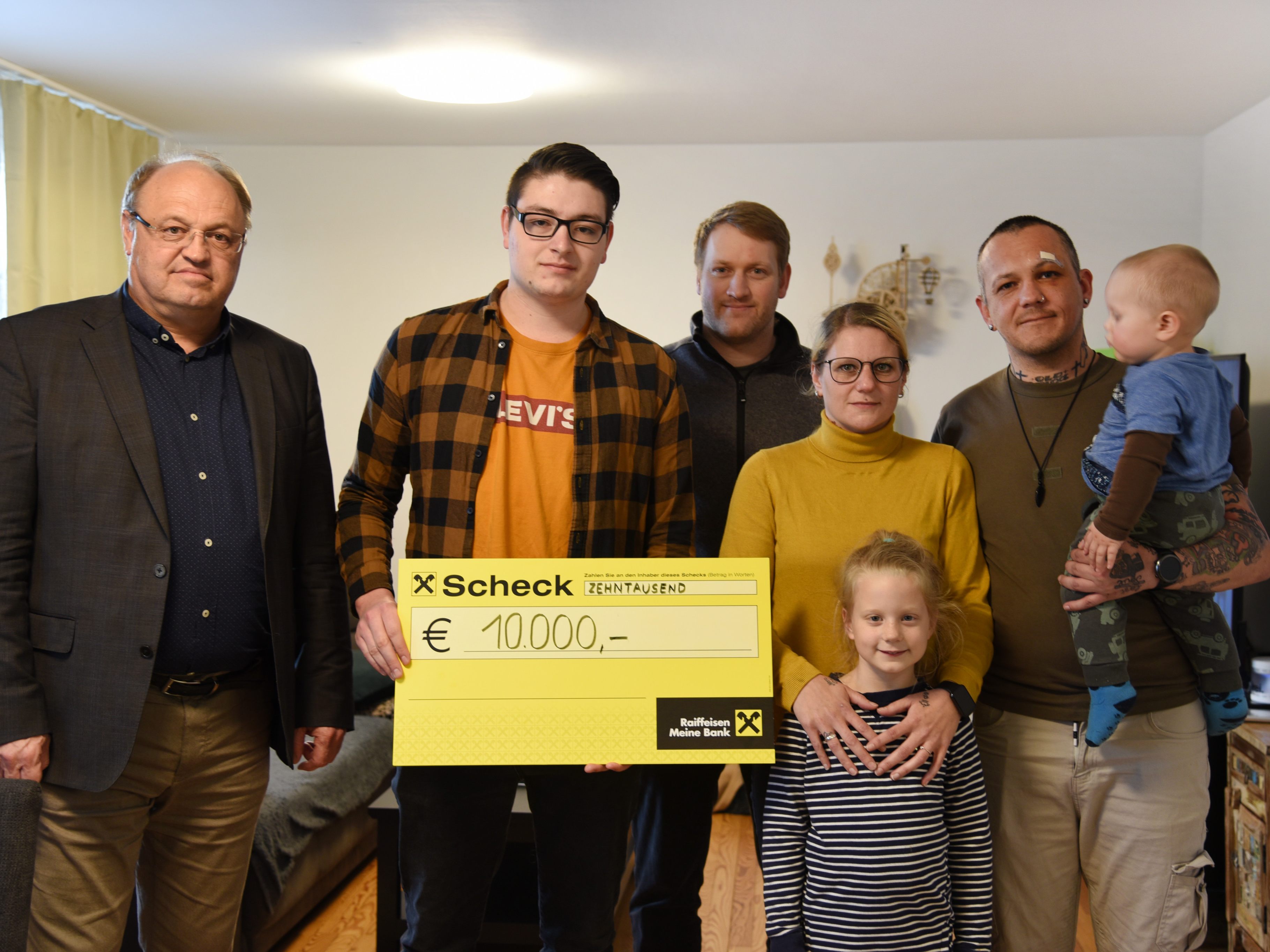 Bürgermeister Elmar Rhomberg, Walkers-Obmann Maximilien Dünser und Vize-Obmann Martin Schertler übergaben den Scheck an die Familie. Bürgermeister Elmar Rhomberg, Walkers-Obmann Maximilien Dünser und Vize-Obmann Martin Schertler übergaben den Scheck an die Familie.