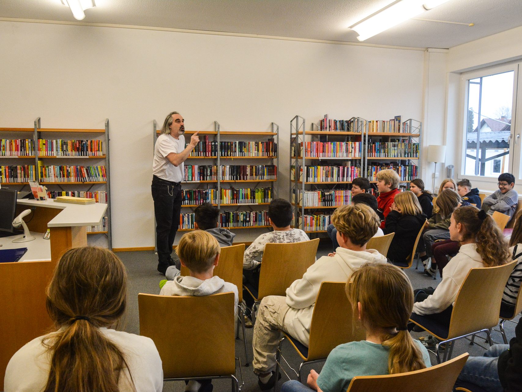 Der Salzburger Geschichtenerzähler Kai war zu Besuch in der Mittelschule Rheindorf und hat den Schülern dort unterschiedliche Geschichten erzählt. Der Salzburger Geschichtenerzähler Kai war zu Besuch in der Mittelschule Rheindorf und hat den Schülern dort unterschiedliche Geschichten erzählt.